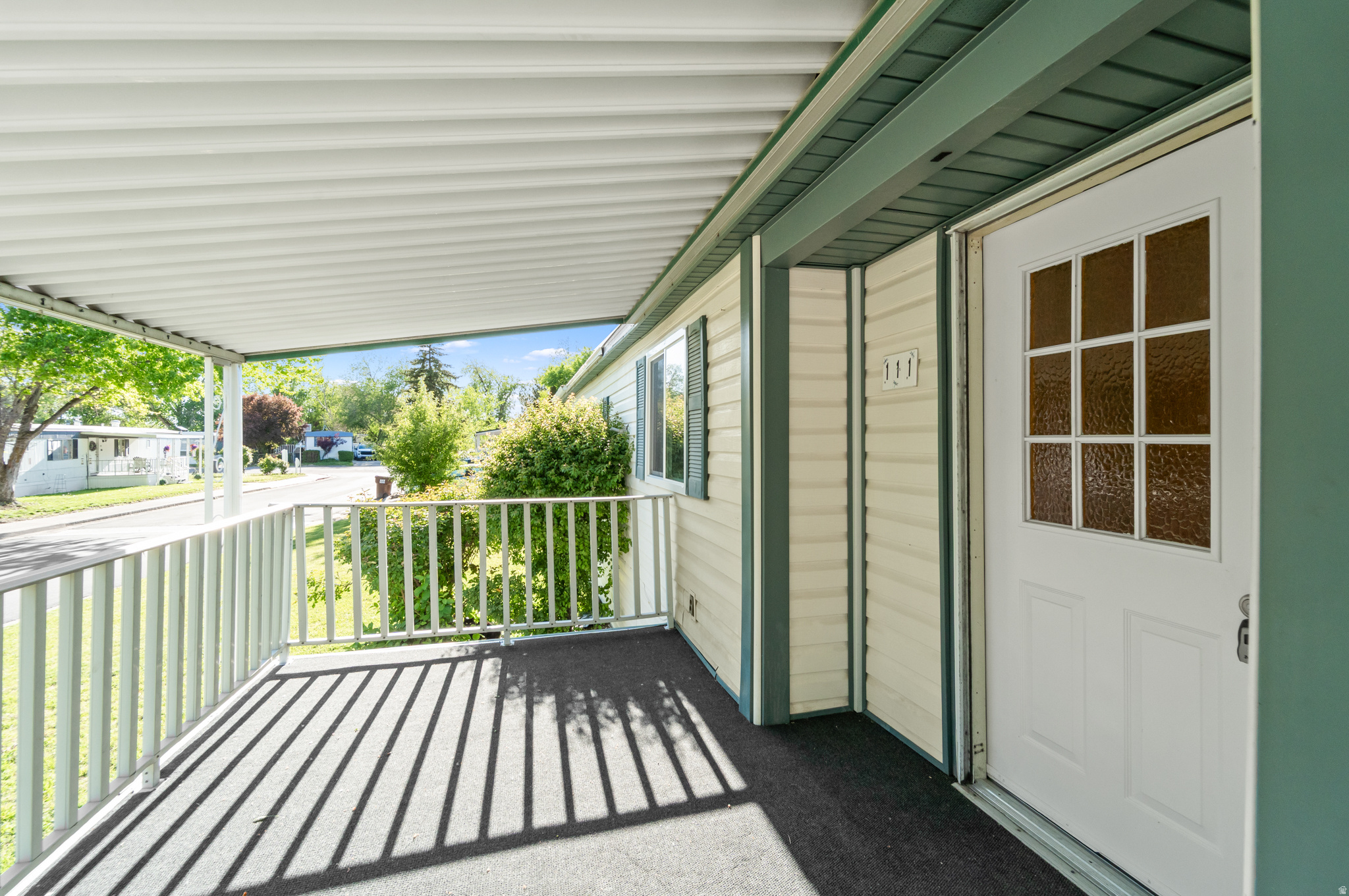 3 bed, 2 bath home (~1,300 sq ft) built in 1980 in Willow Creek Estates. Functional open layout with spacious living area and private primary suite. Move-in ready with great natural light and storage. Close to shopping, dining, and major roads. Buyer must be park approved; lot rent  $971/mo. Financing options available based on approval. Casa mvil de 3 recmaras y 2 baos (~1,300 pies cuadrados) construida en 1980 en Willow Creek Estates. Cuenta con un diseo abierto y funcional, amplia sala de estar y suite principal privada. Lista para habitar con excelente luz natural y espacio de almacenamiento. Cerca de tiendas, restaurantes y vas principales. El comprador debe ser aprobado por el parque; renta del lote  $971/mes. Opciones de financiamiento disponibles segn aprobacin.