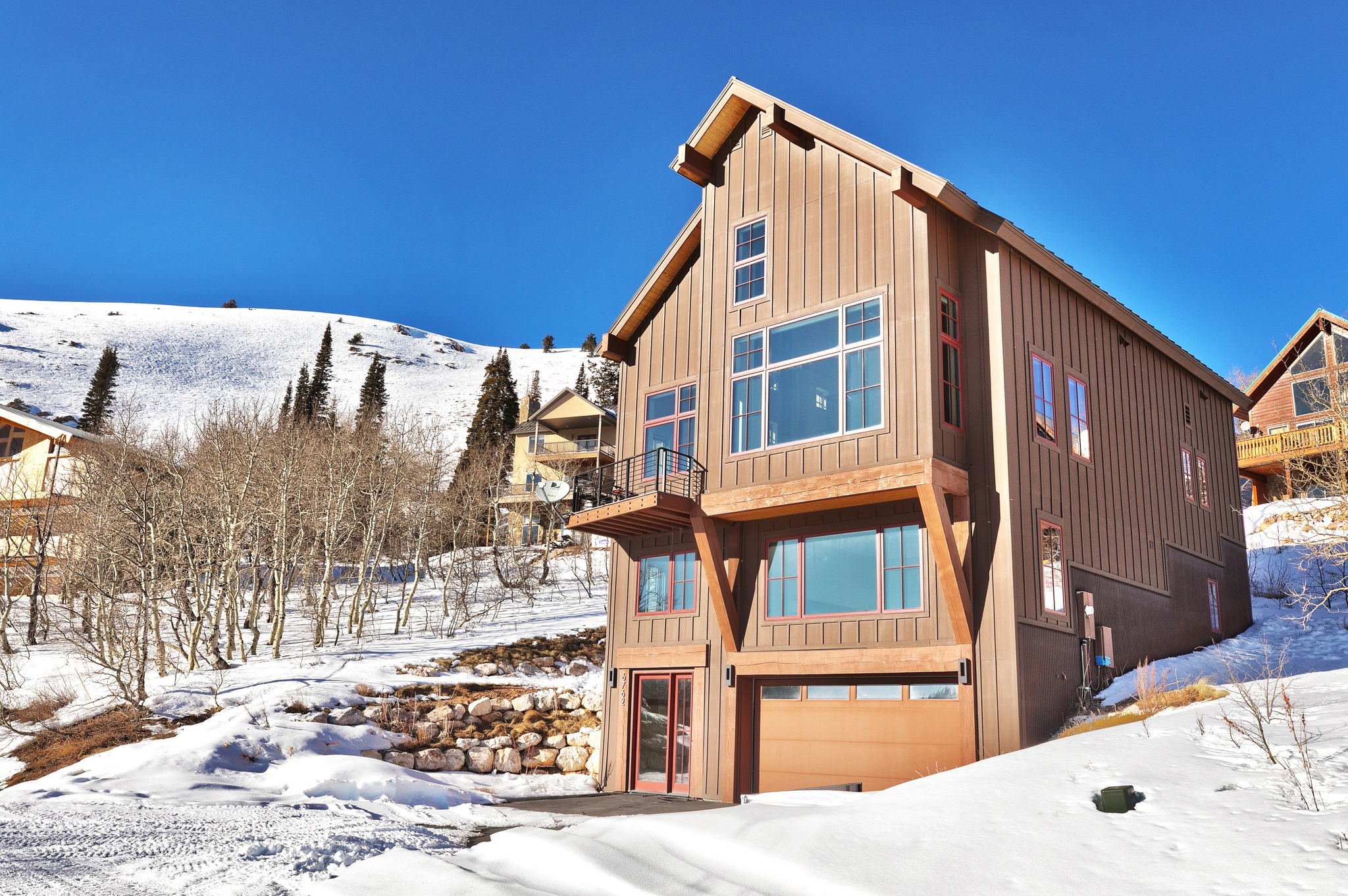 Experience unparalleled ski-in/ski-out access and breathtaking vistas at Powder Mountain Ski Resort. This elegant mountain modern cabin serves as an ideal base for immersing oneself in the full spectrum of Powder Mountain's offerings. Renowned globally for its uncrowded slopes and abundant fresh powder during winter, the property also provides direct access to miles of hiking and biking trails for summer exploration, establishing a year-round recreational haven. Featuring four bedrooms, four bathrooms, and an expansive entertaining area complete with a custom floating fireplace, this residence offers ample space for hosting family and guests.