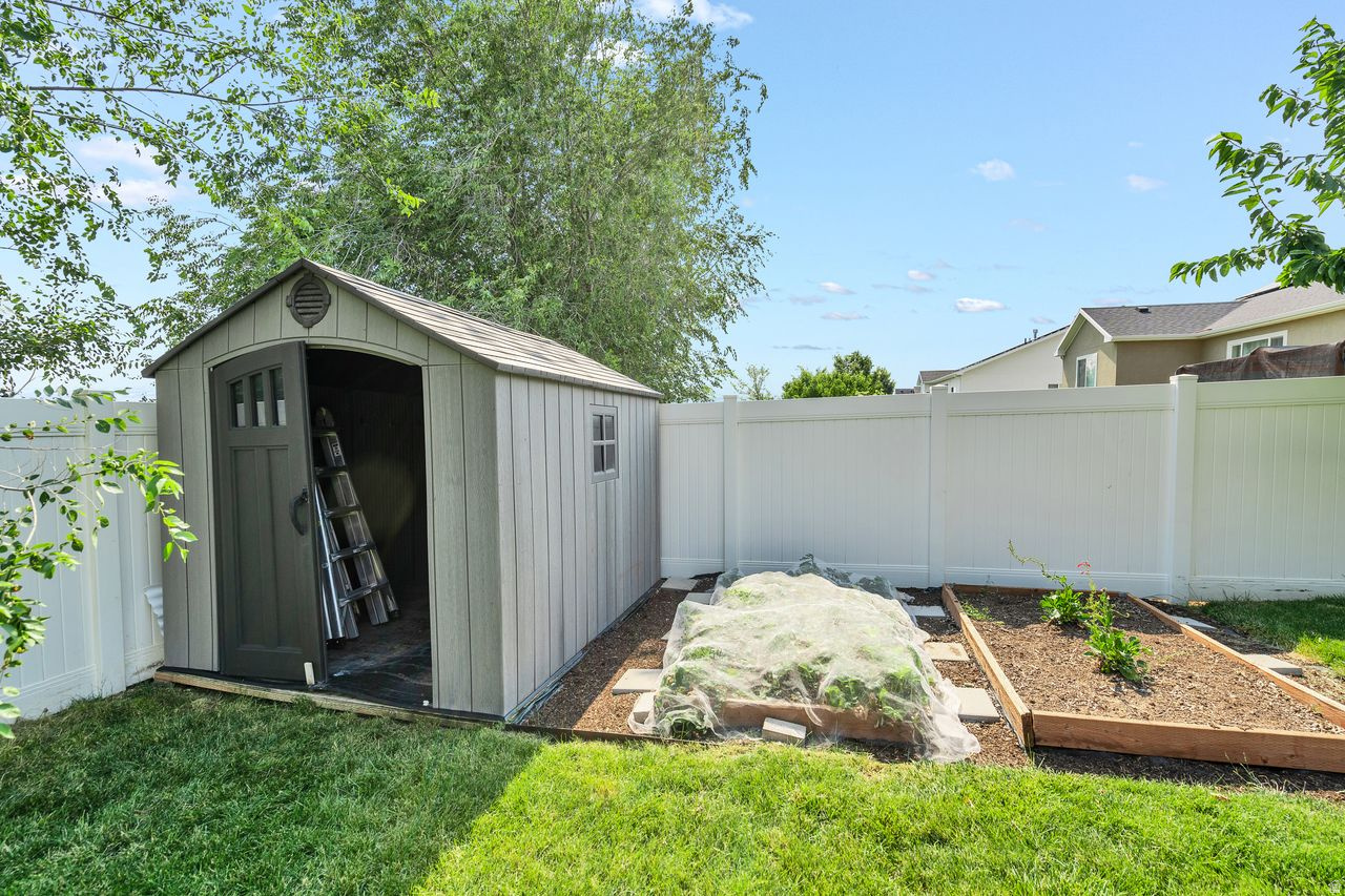 LAYTON SHORES - Residential