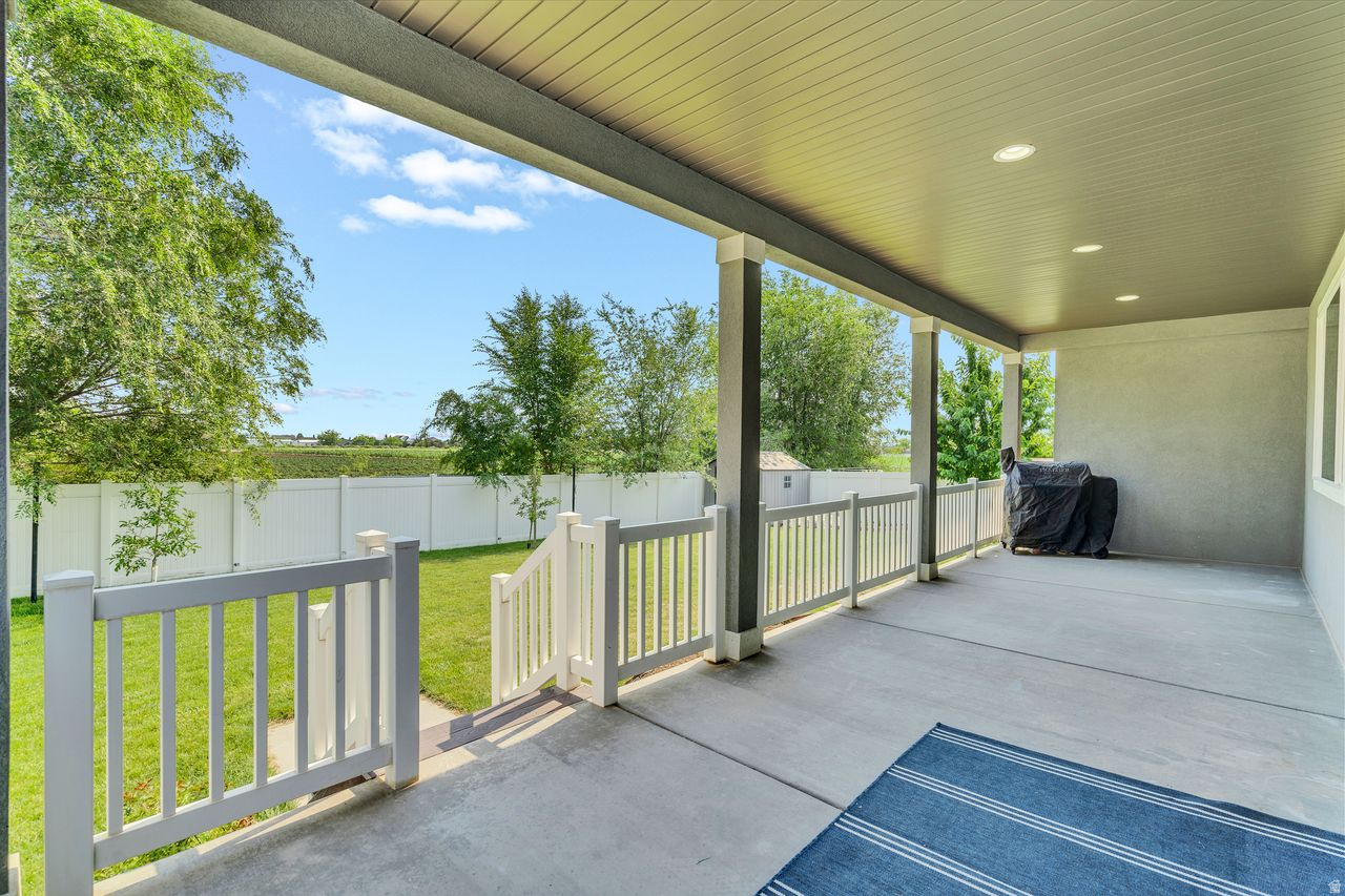 LAYTON SHORES - Residential