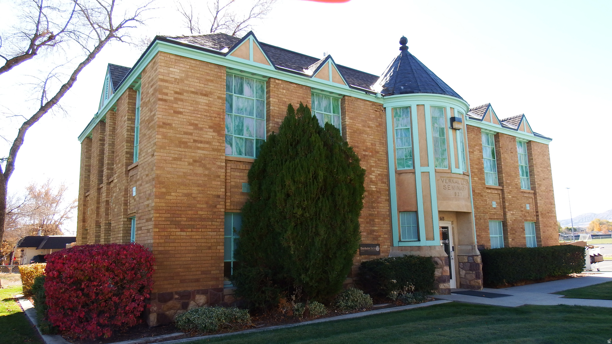 Great Opportunity!  In-town location - unique construction and floor plan.  Close proximity to schools, parks and shopping.  Zoning is Residential, however, it has been a conditional use for Commercial.  Buyer to check with City to verify use and zoning.  Buyer to verify all information!
