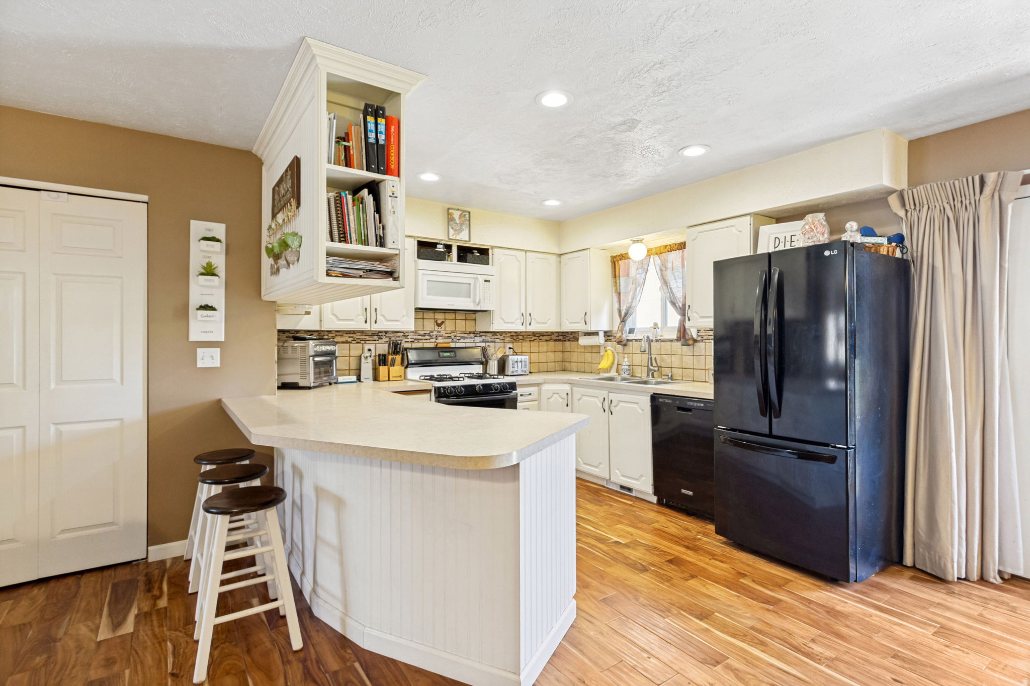 CHATTEL ESTATES - Residential