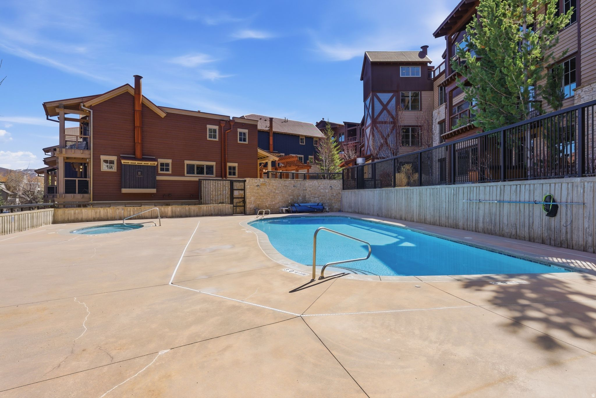 SPIRO CONDOMINIUMS - Residential