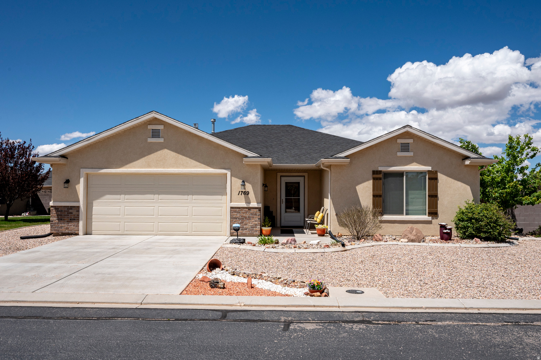 Square footage figures are provided as a courtesy estimate only and were obtained from County Records .  Buyer is advised to obtain an independent measurement.