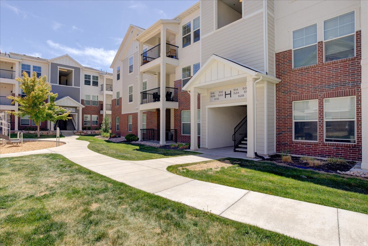 Beautiful 3-bedroom, 2-bathroom condo located in one of Utah's most desirable and picturesque cities! This well-maintained home features fresh, updated paint and brand-new carpet throughout, creating a bright and inviting atmosphere. The spacious layout offers comfortable living areas, perfect for both relaxing and entertaining. Enjoy a move-in-ready home in a prime location close to shopping, dining, parks, and more. Don't miss this incredible opportunity to own in one of Utah's most sought-after communities!  OPEN HOUSE SATURDAY 4/25/2026 1PM-2PM