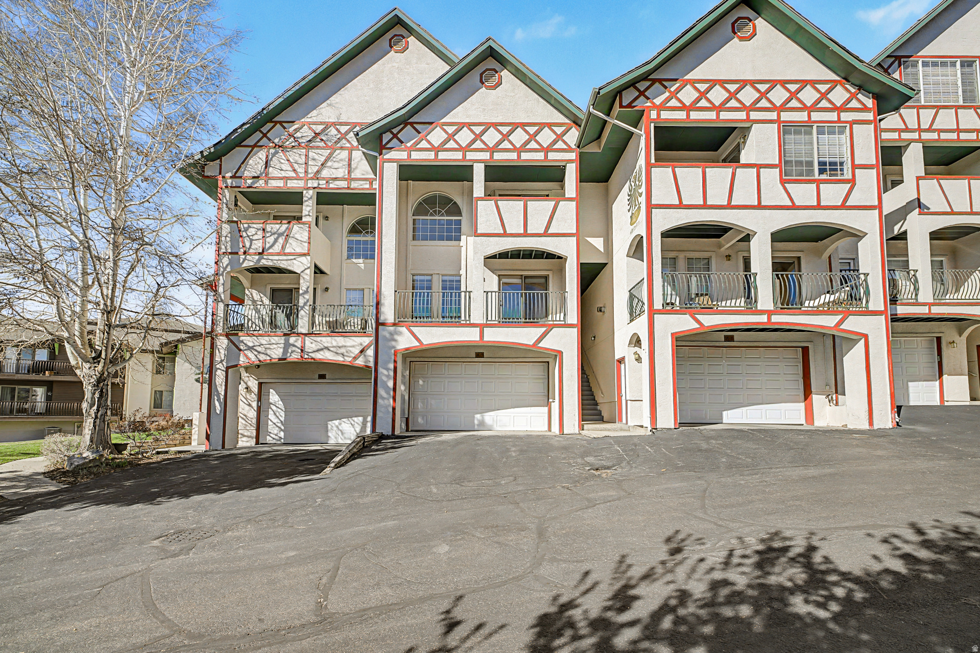SWISS OAKS - Residential