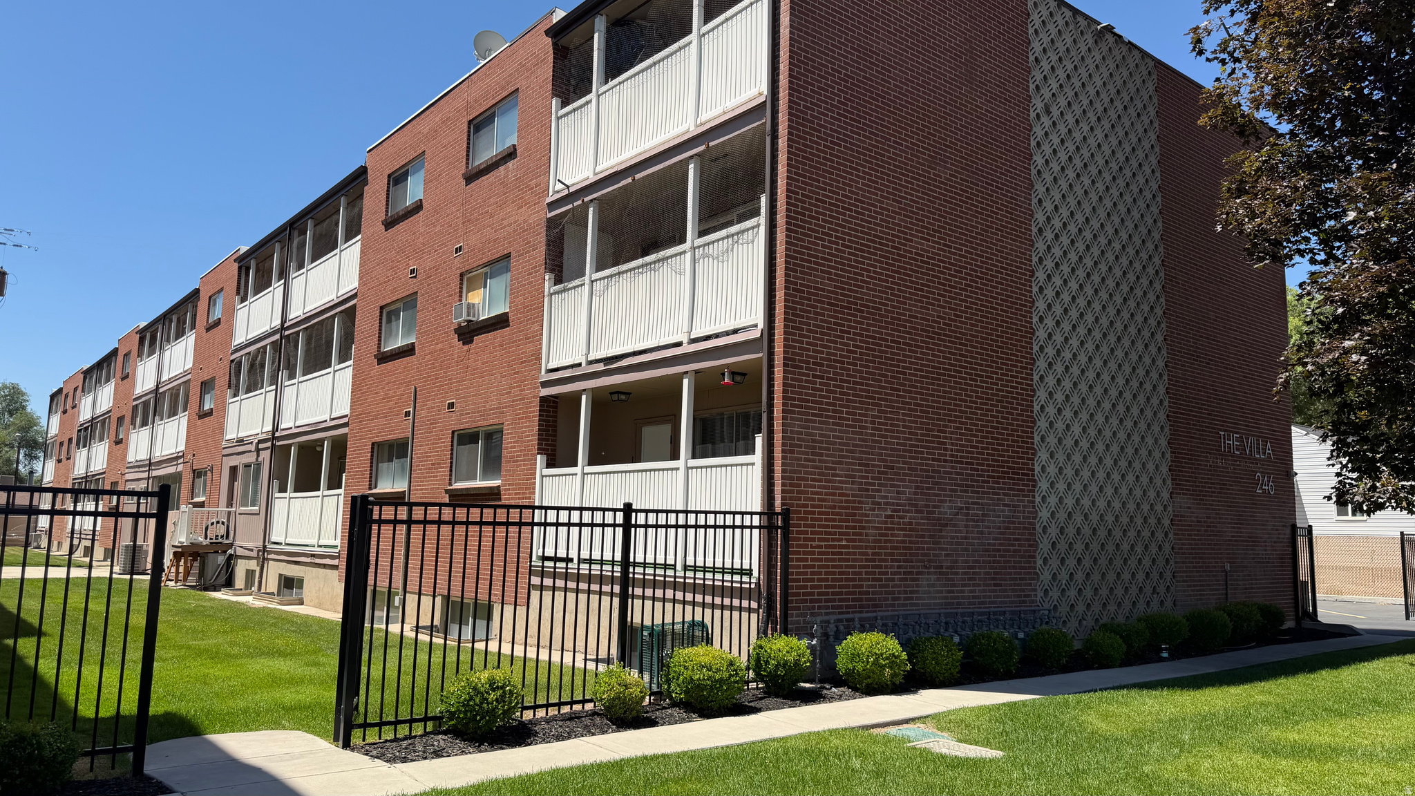 2 BEDROOM, MAIN-FLOOR UNIT, HARDWOOD FLOORS, PRIVATE PATIO OVERLOOKING THE COURTYARD, PARKING SPACE RIGHT BY THE ENTRY, BICYCLE PARKING, BASKETBALL HOOP IN THE GUEST PARKING AREA, FULLY LANDSCAPED