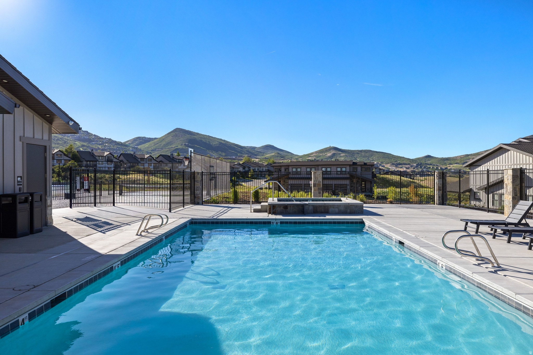 MAYFLOWER LAKESIDE - Residential