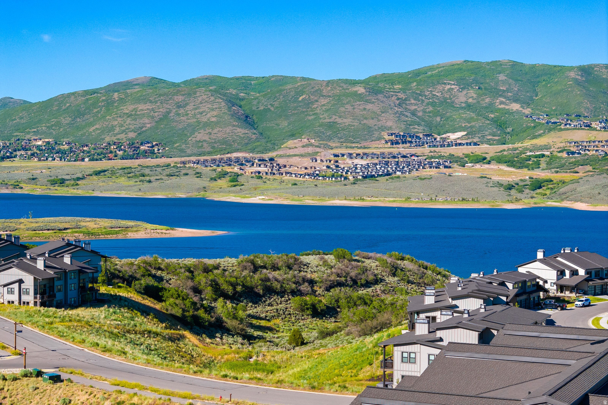 MAYFLOWER LAKESIDE - Residential