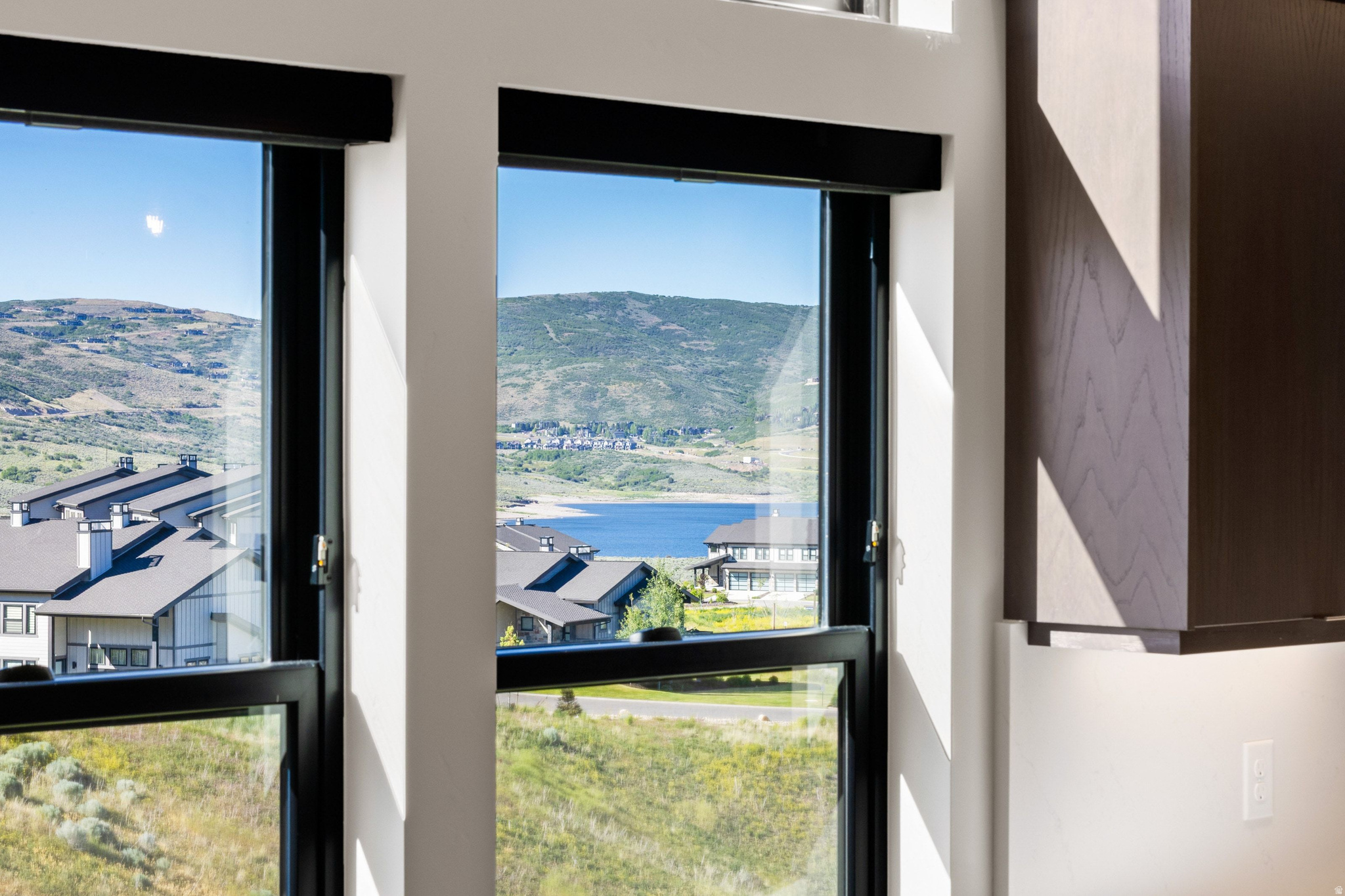 MAYFLOWER LAKESIDE - Residential
