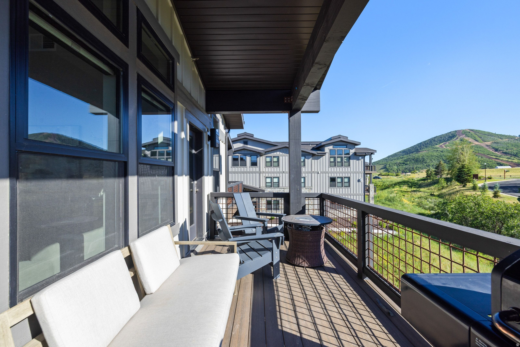 MAYFLOWER LAKESIDE - Residential