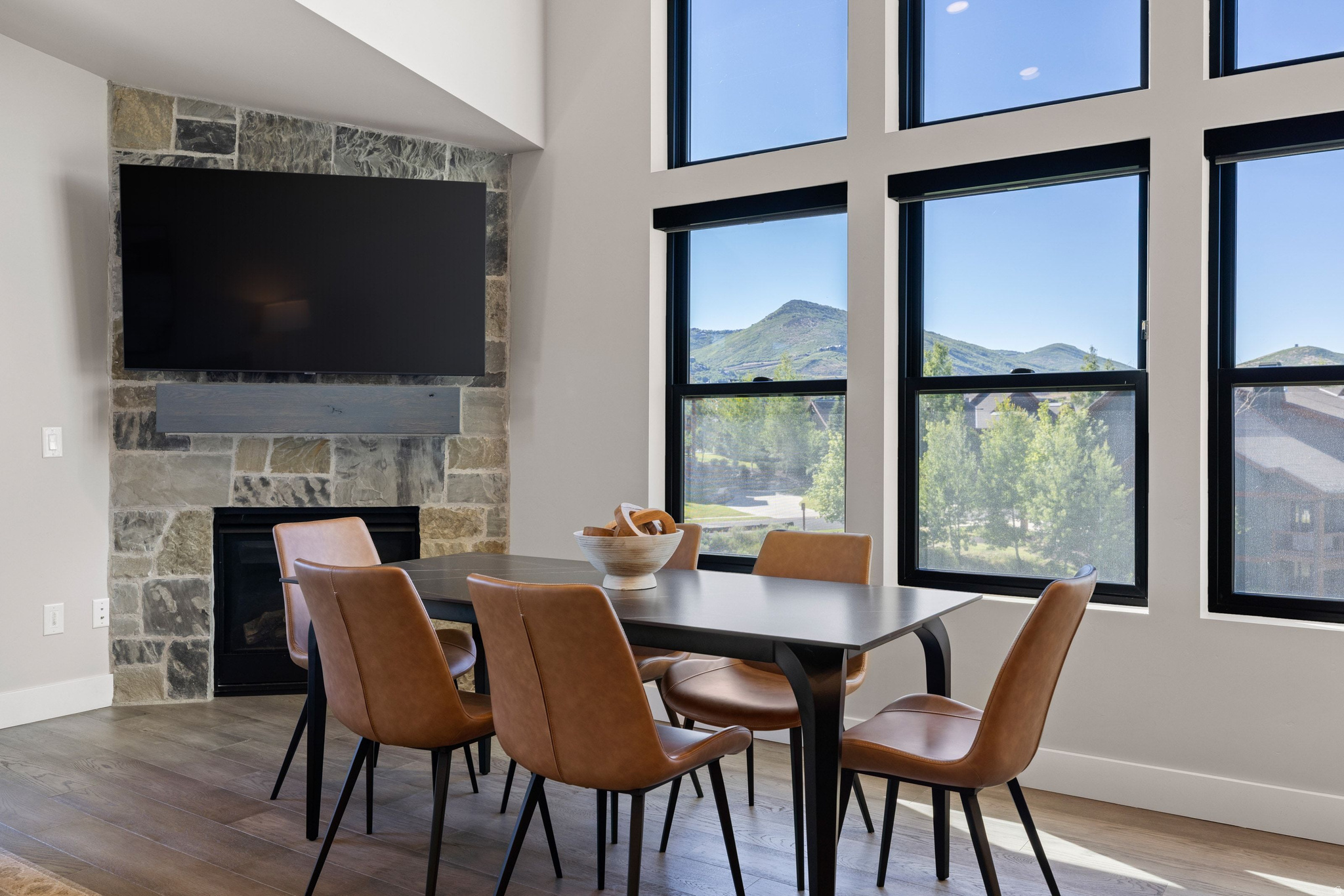 MAYFLOWER LAKESIDE - Residential