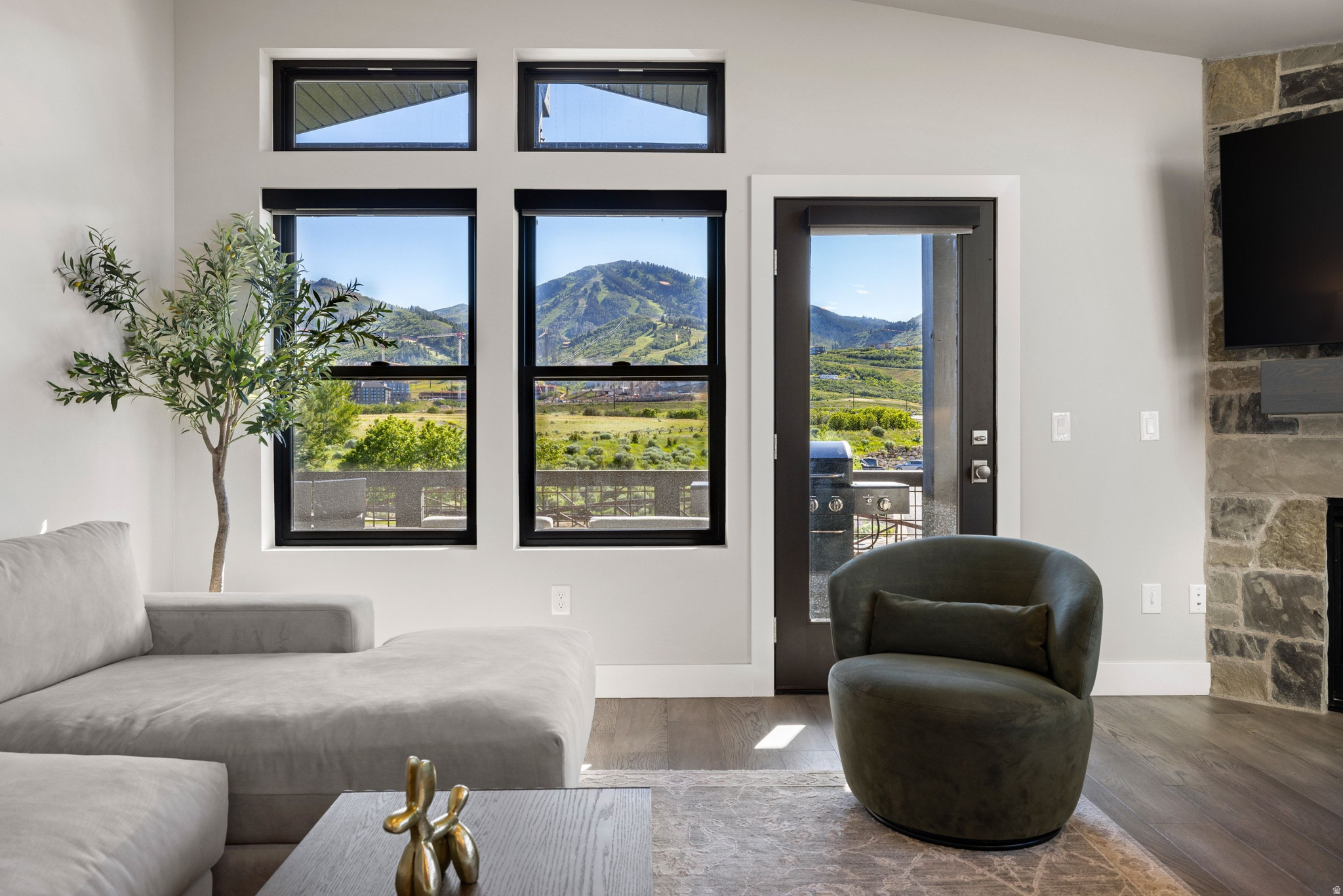 MAYFLOWER LAKESIDE - Residential