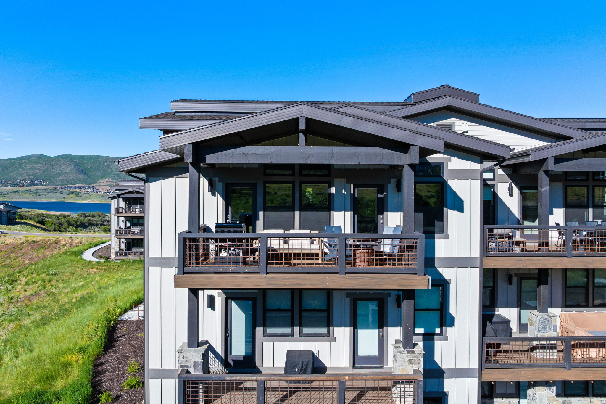 MAYFLOWER LAKESIDE - Residential