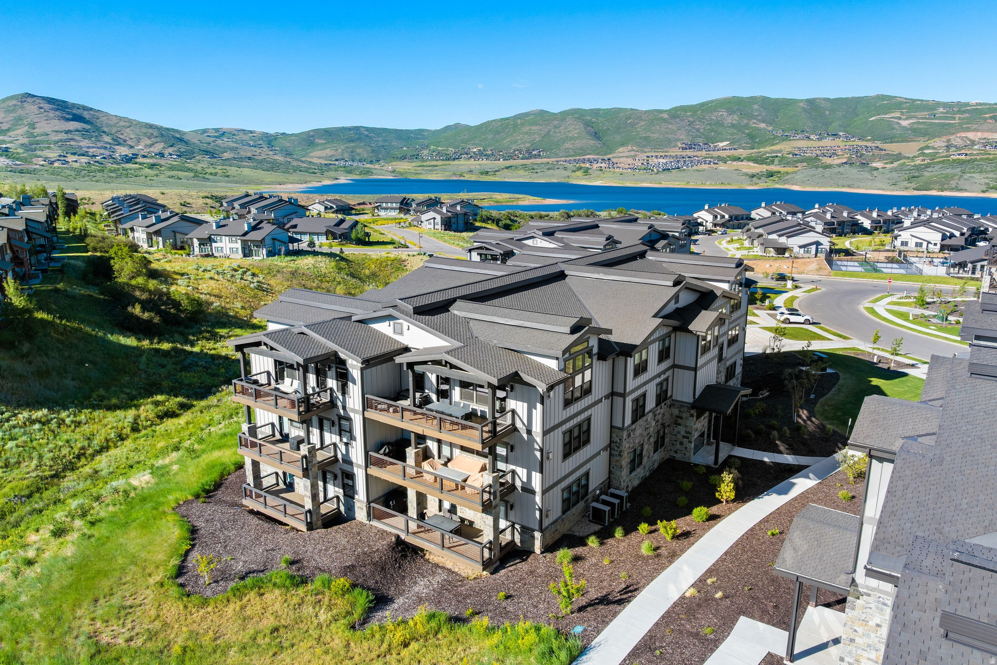 MAYFLOWER LAKESIDE - Residential
