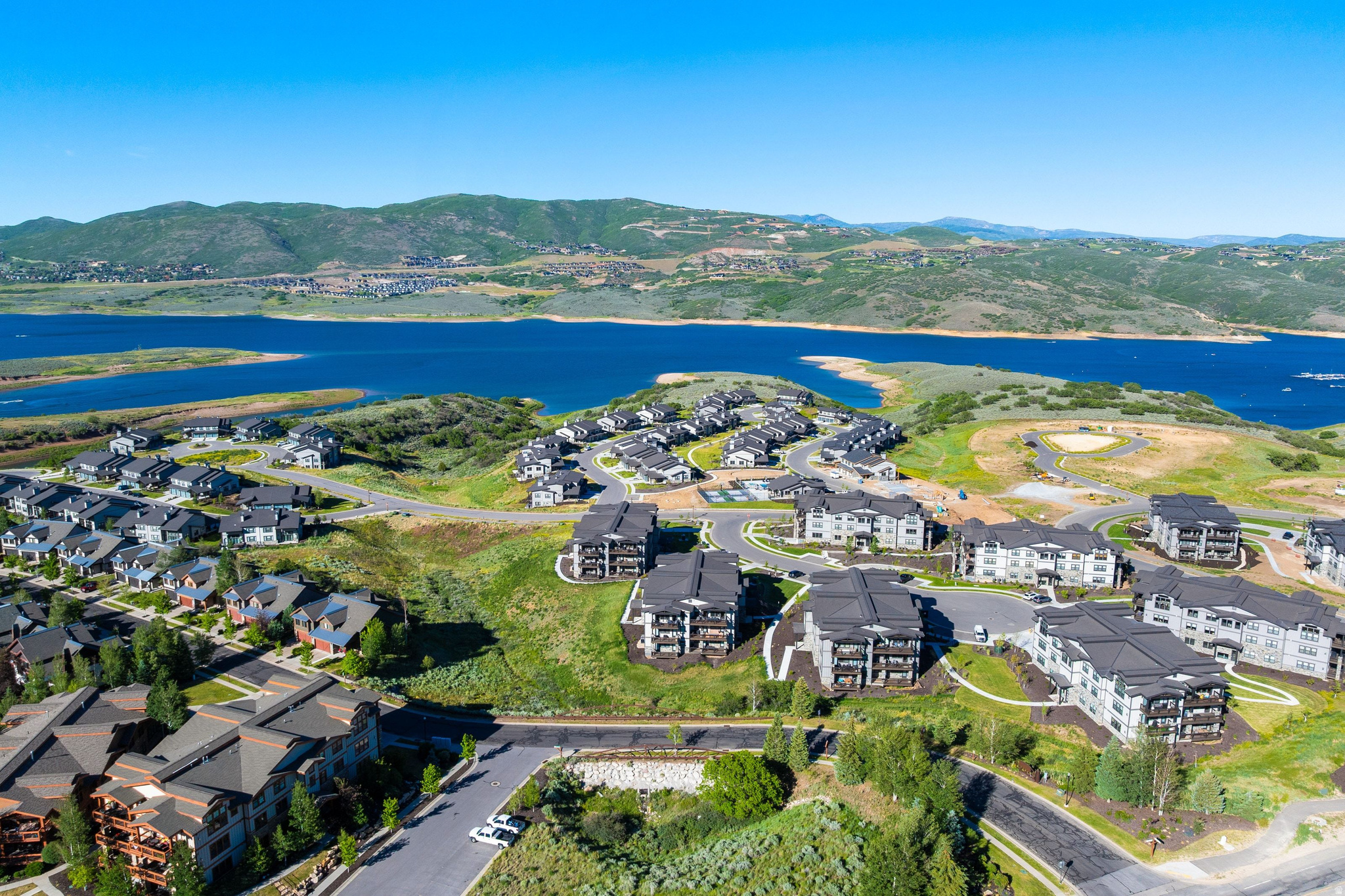 MAYFLOWER LAKESIDE - Residential