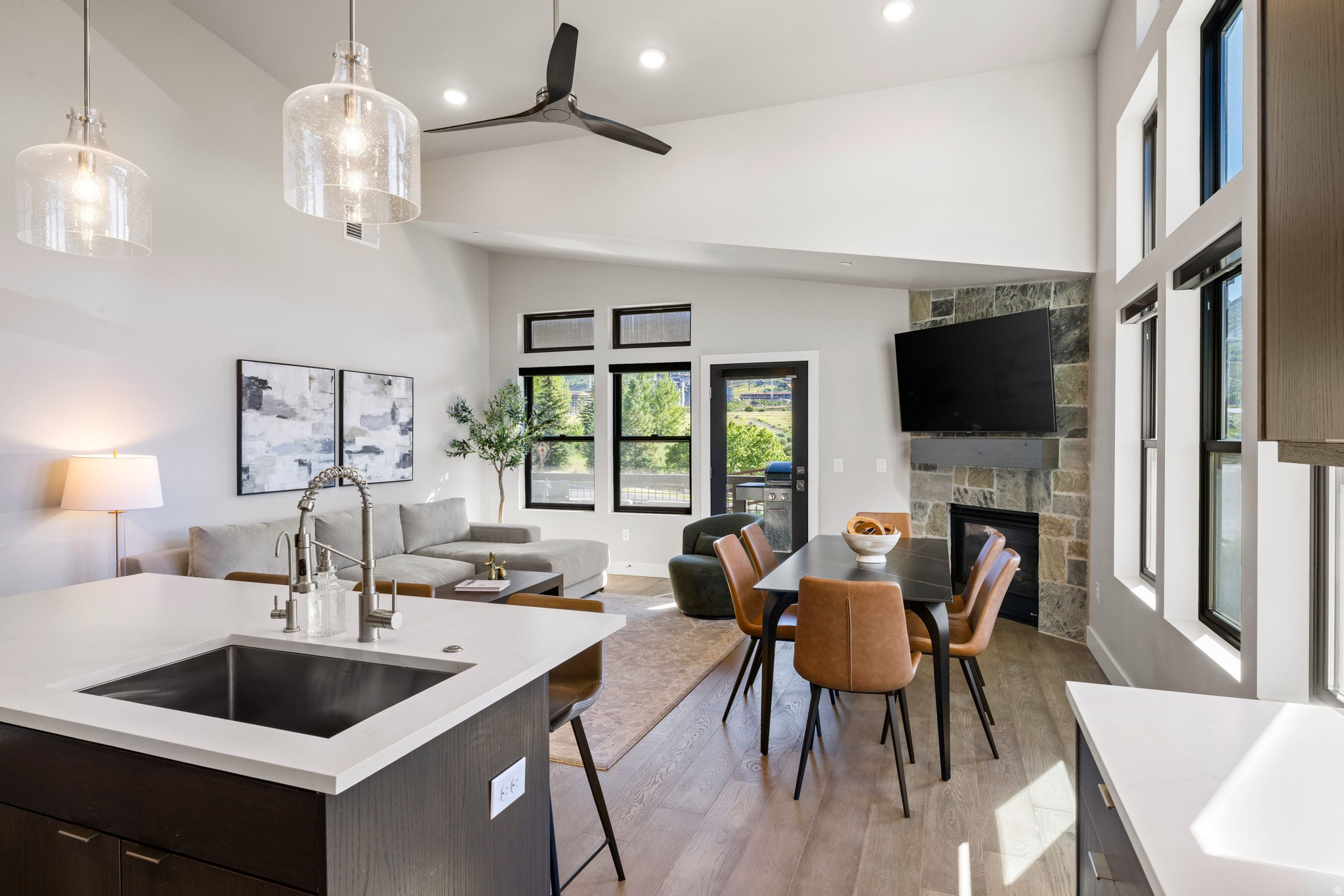 MAYFLOWER LAKESIDE - Residential