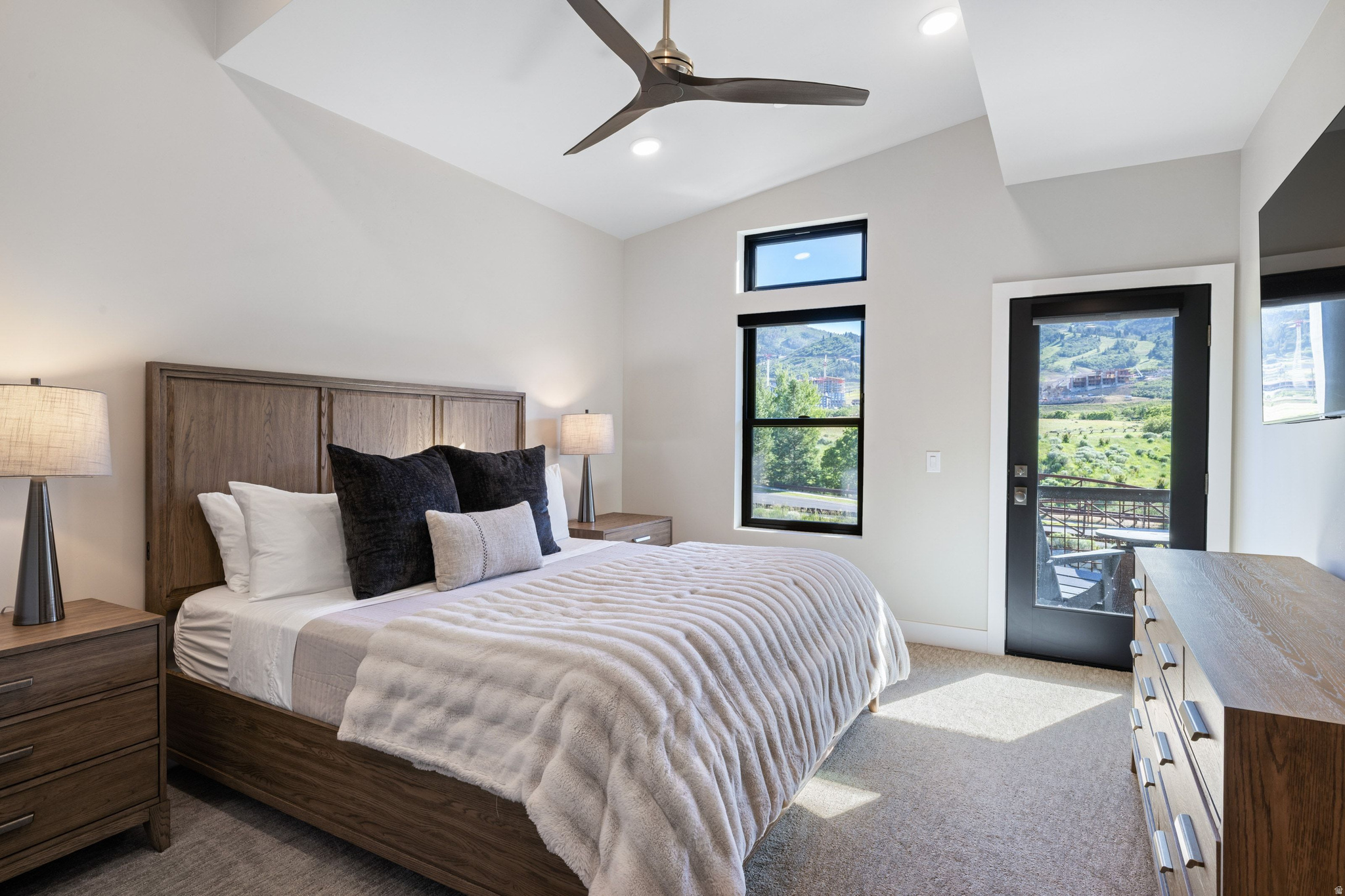 MAYFLOWER LAKESIDE - Residential