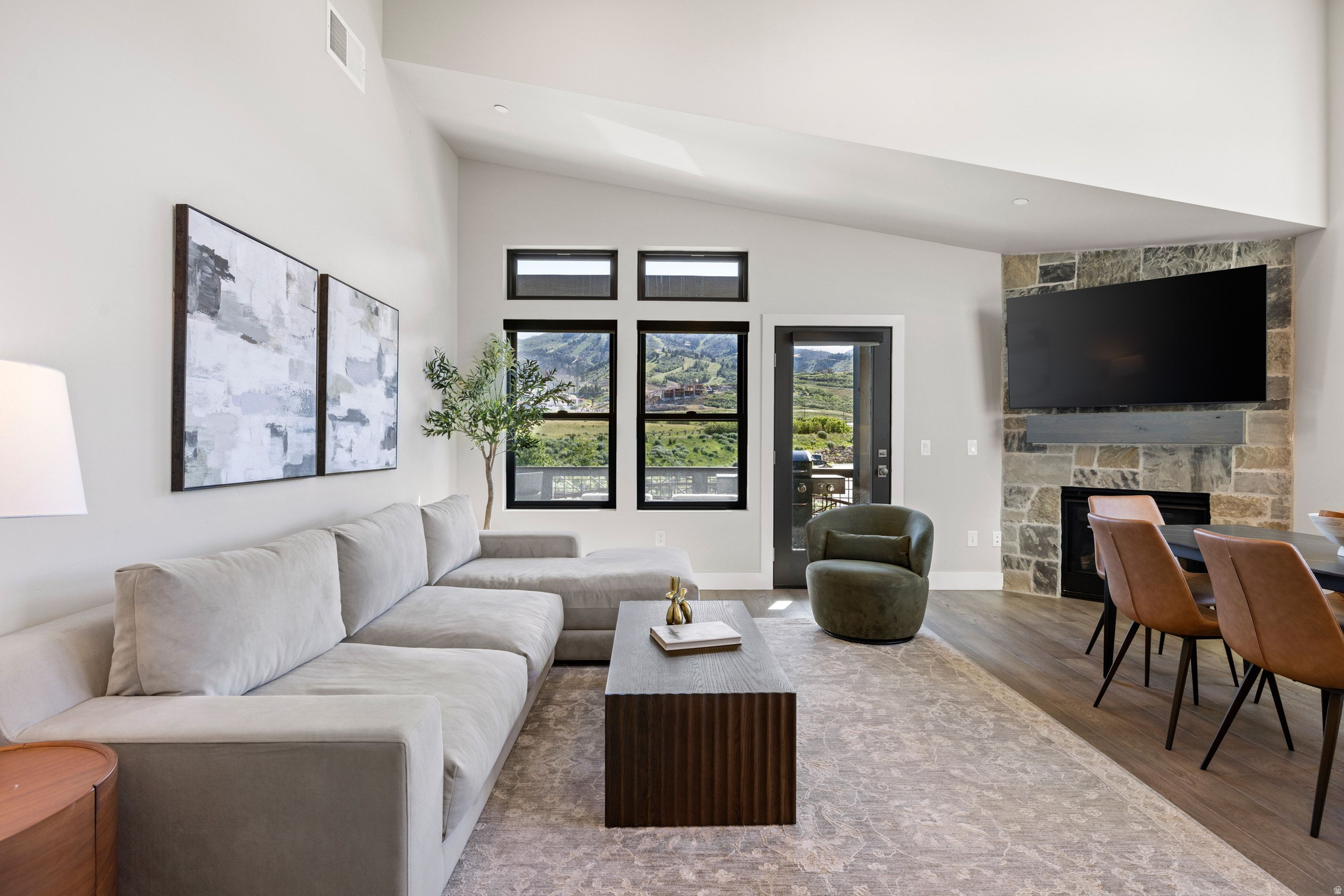 MAYFLOWER LAKESIDE - Residential