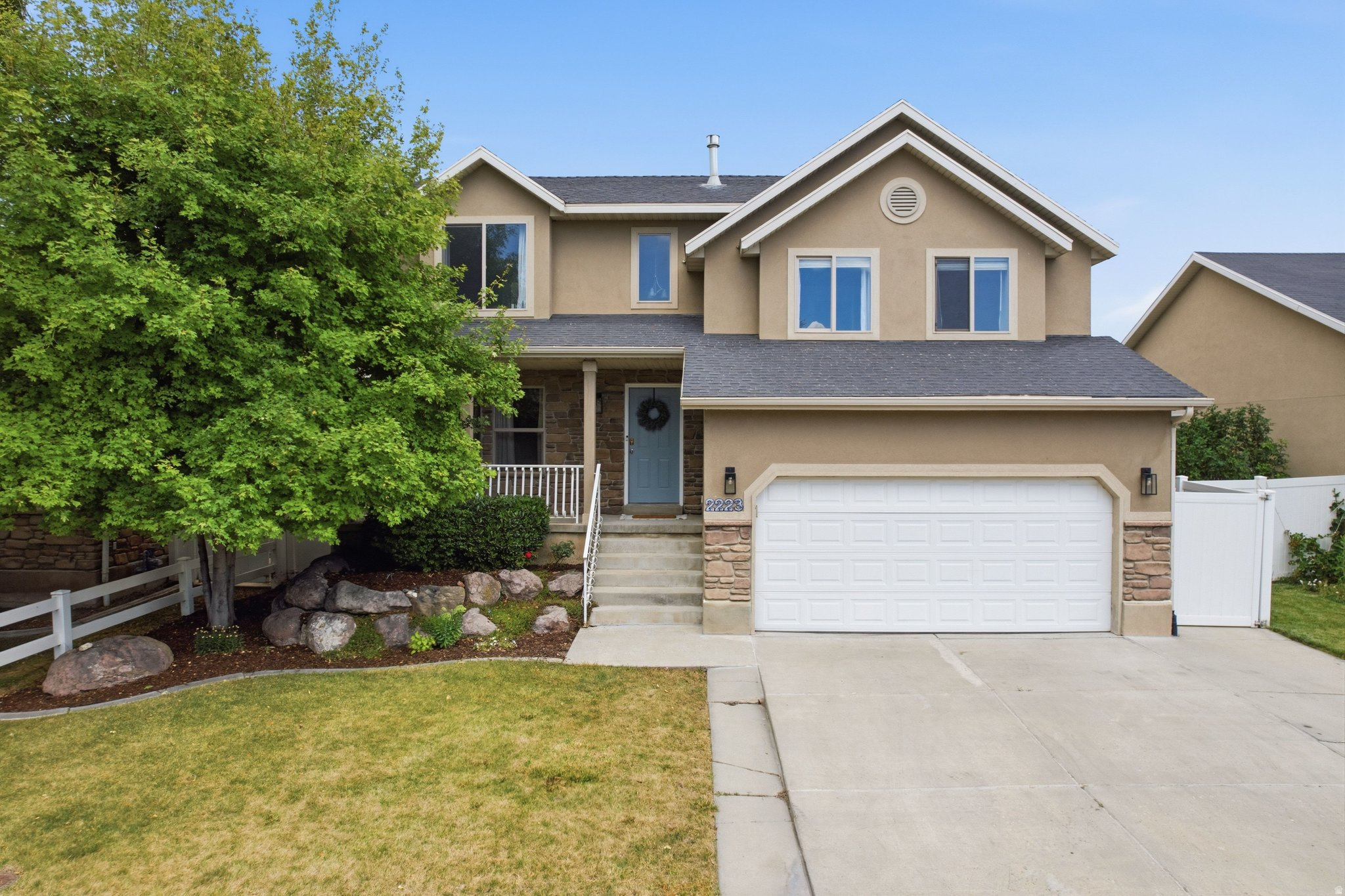 Perfectly situated in Lehi. This 6-bedroom home puts you minutes from Trax, I-15, shopping, and the heart of Silicon Slopes, while still tucked into a quiet neighborhood. Inside, you'll find shiplap walls, built-in shelving for a home office, and an open kitchen and family room made for everyday living. A nice yard rounds out the package. Ready to make it yours.