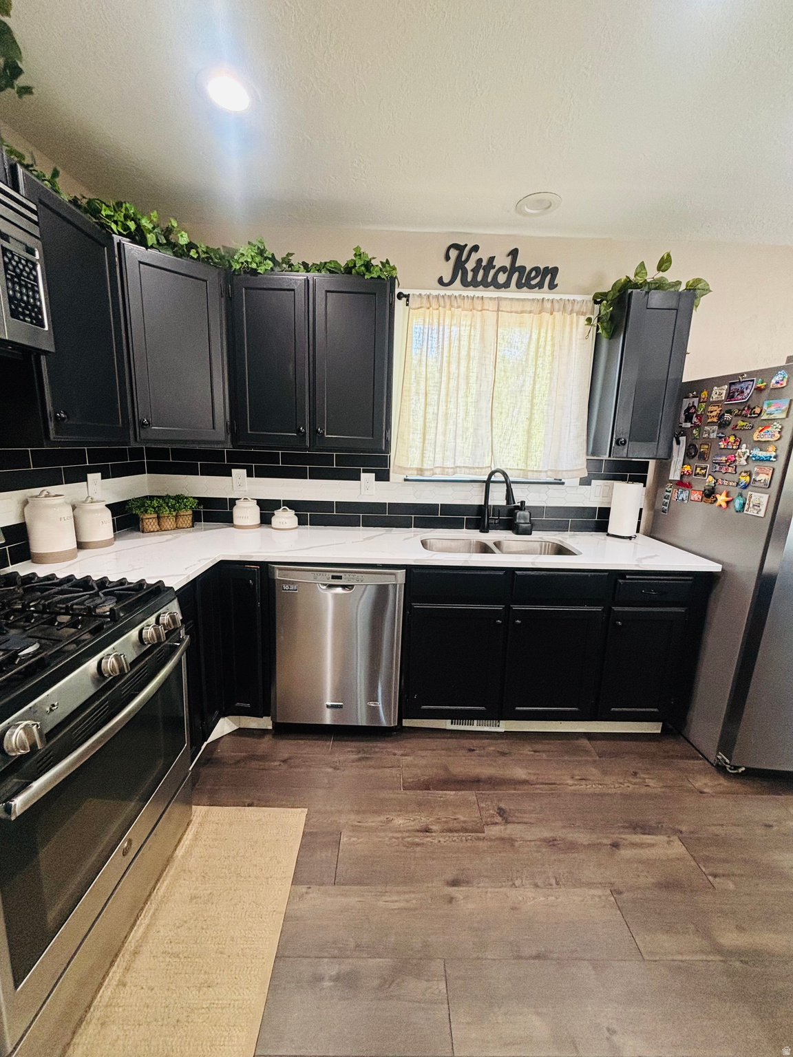 COUNTRY ESTATES - Residential
