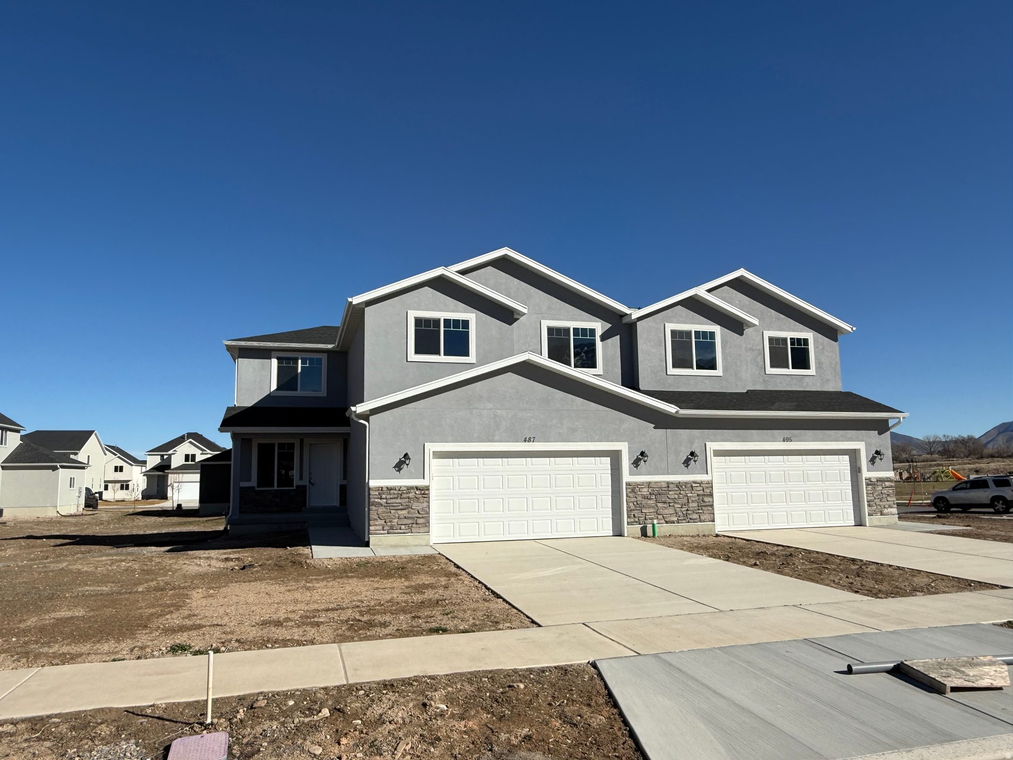 WOW BUILDERINCLUDED 2/1 BUYDOWN 1st YEAR 3.99% (FHA)  JUST COMPLETED!! BRAND NEW 4 BEDROOM TWIN HOME! NO HOA!! 2 car garage, QUARTZ Tops, upgraded WHITE cabinets with crown molding & island, wood/tile flooring, central air, 2 tone paint, Unfinished Basement, plus much more. ** SEE AGENT REMARKS FOR Temp rate buydown & closing cost up to $20k Incentives**  SUBJECT TO CHANGE WITHOUT NOTICE  CALL LISTING AGENT