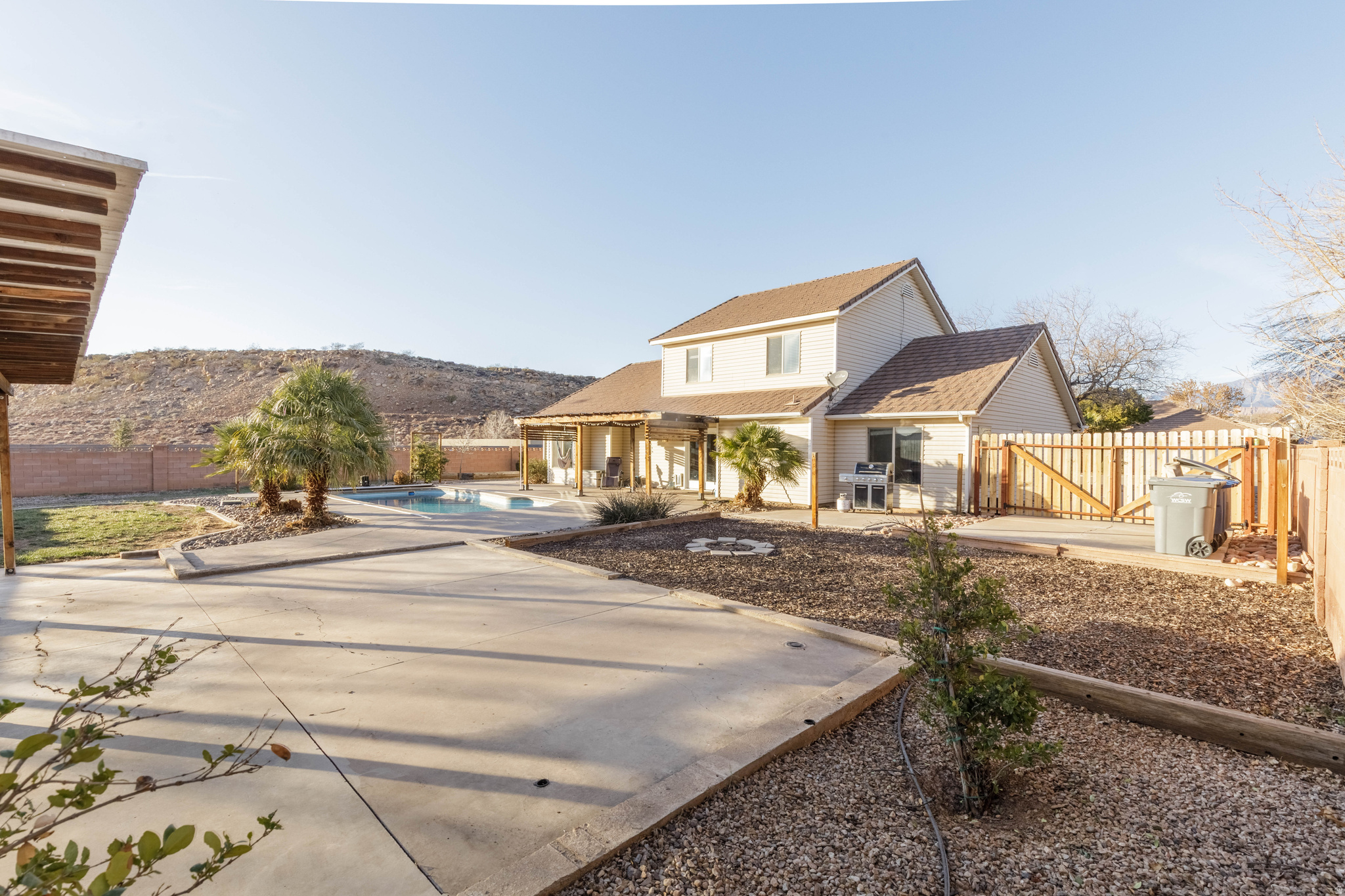 MEADOW LANE EST - Residential