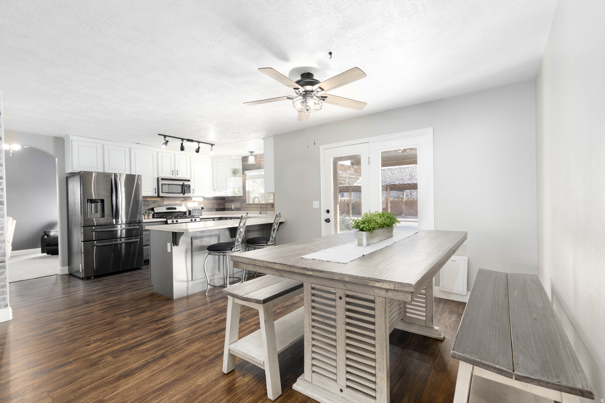 MEADOW LANE EST - Residential