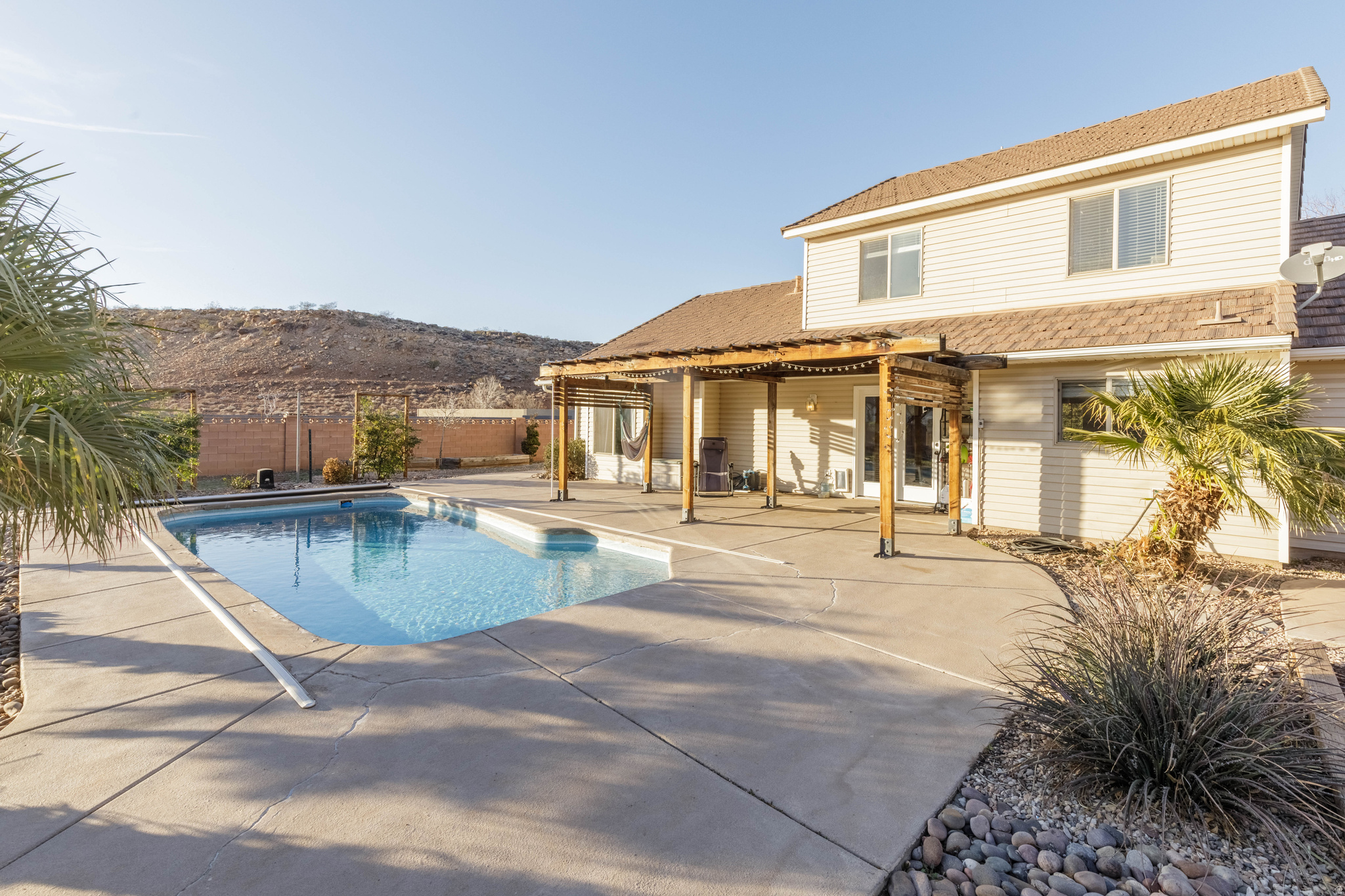 MEADOW LANE EST - Residential