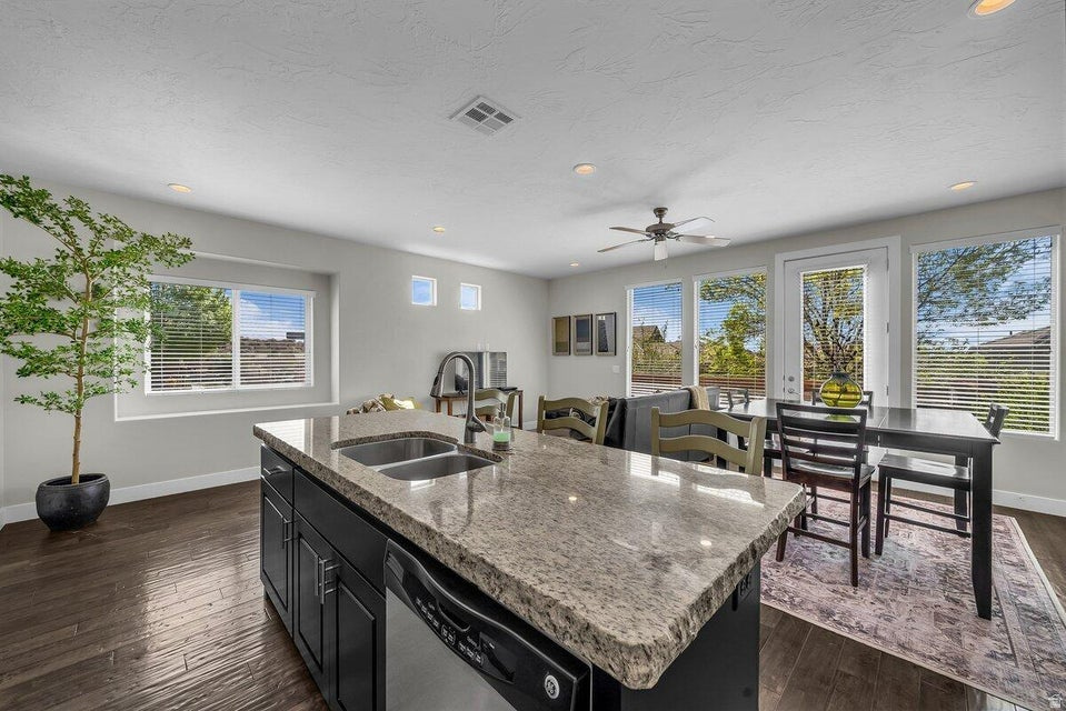 CORAL RIDGE TOWNHOMES PH 3-A - Residential