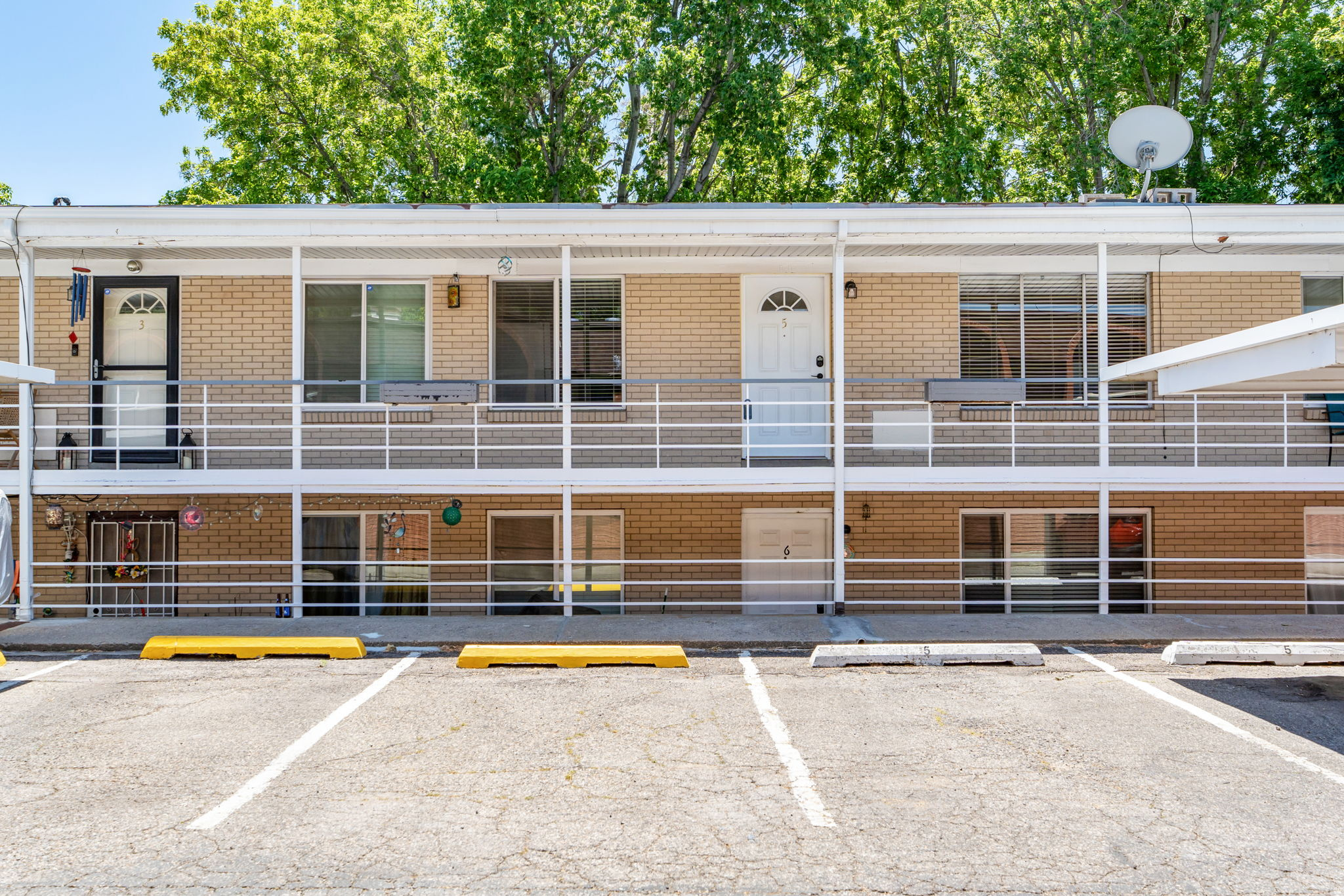 ASHWOOD CONDOMINIUMS - Residential