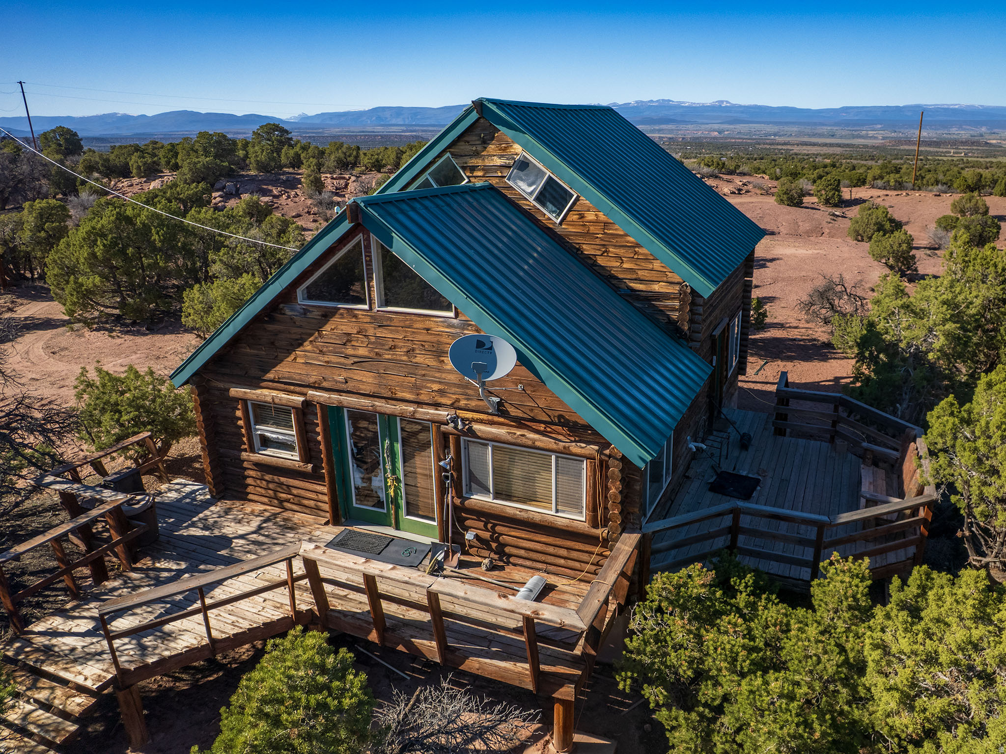 Your cabin in the woods!   Very private!  Incredible views!  A bedroom, bathroom, Kitchen, dining area, and living room on the main floor.  Upstairs in an open loft overlooking the main floor.  The entire cabin is overlooking the mountains and Starvation Reservoir!