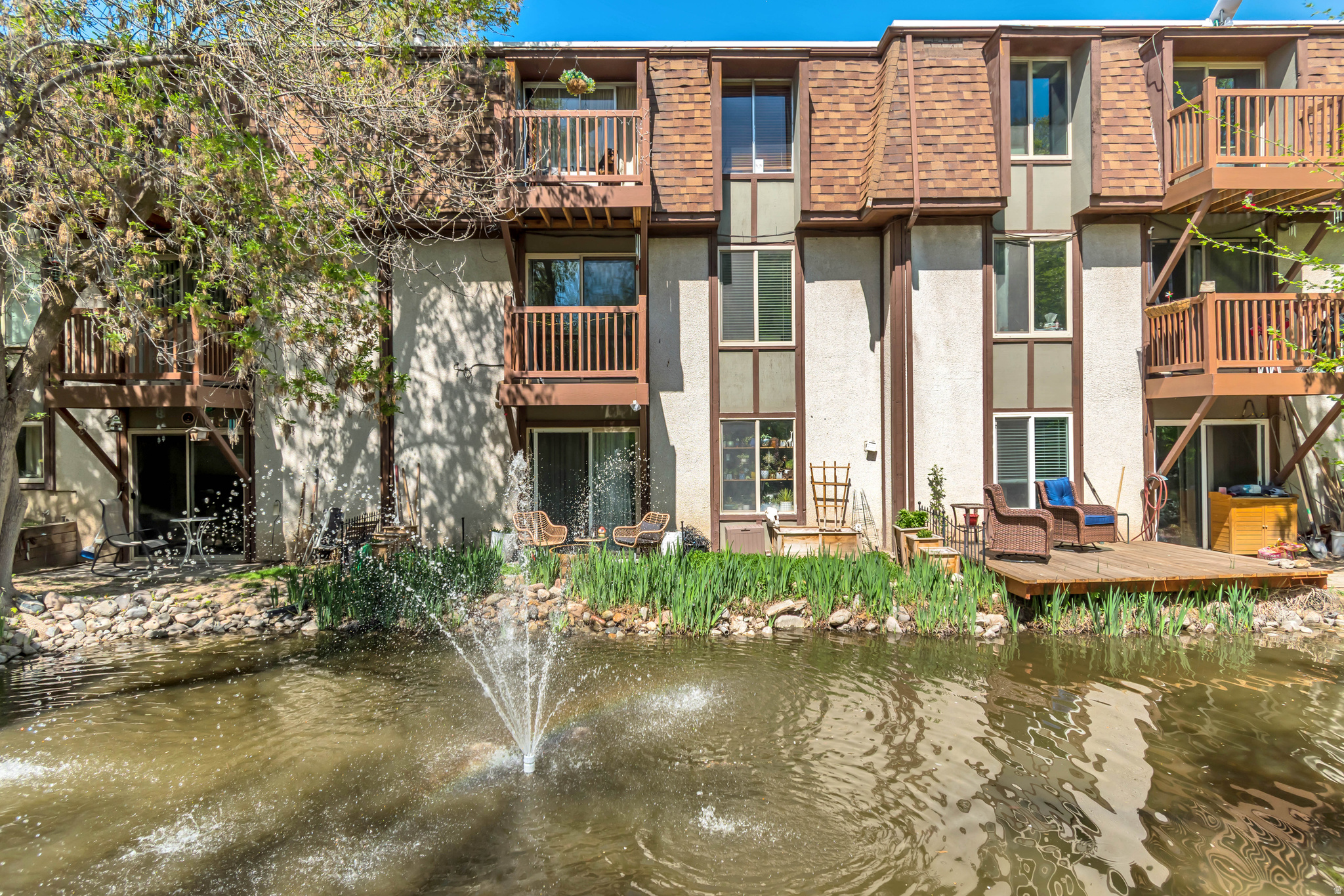 It has a garage? Yep! One of the few that does! Cute and coz,! this wonderful main level condo has easy access and great views! Sit and relax and your balcony as you watch the ducks swim by. Close to everything and just a skip from the freeway, You'll love this lovely 2 bedroom home with an updated kitchen! Come take a look!