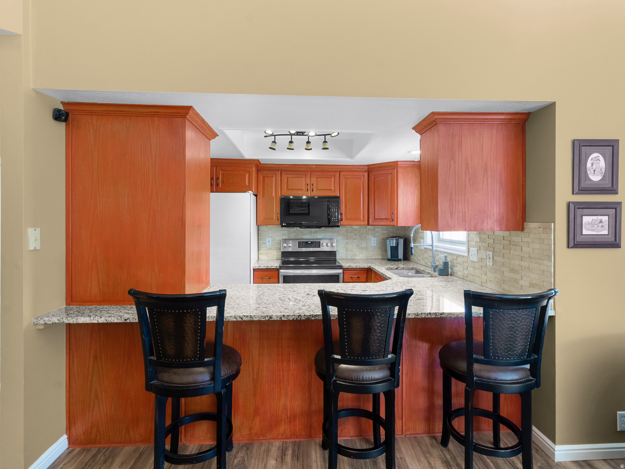 SWISS OAKS CONDOMINIUMS - Residential