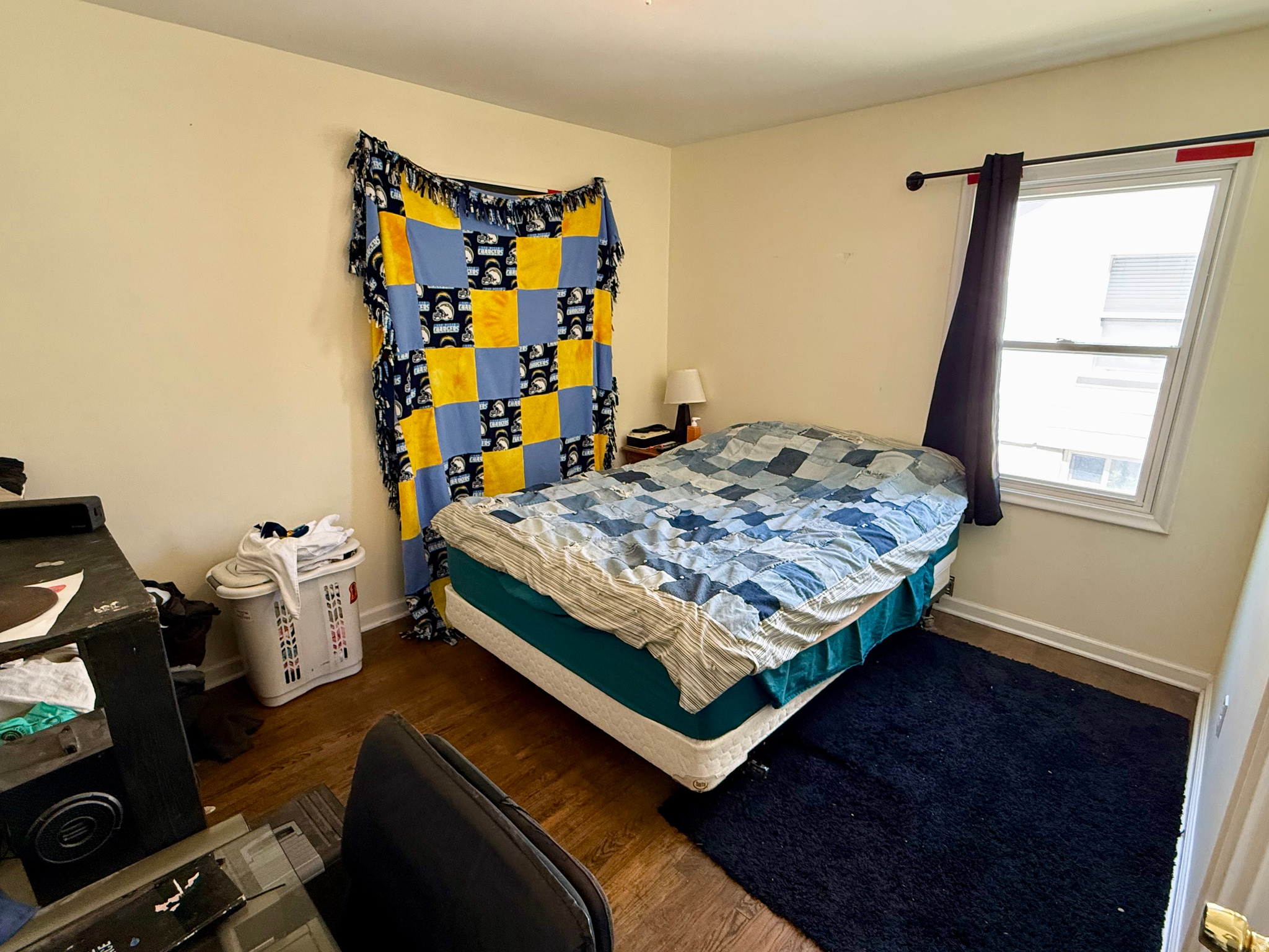 Main image without alt text