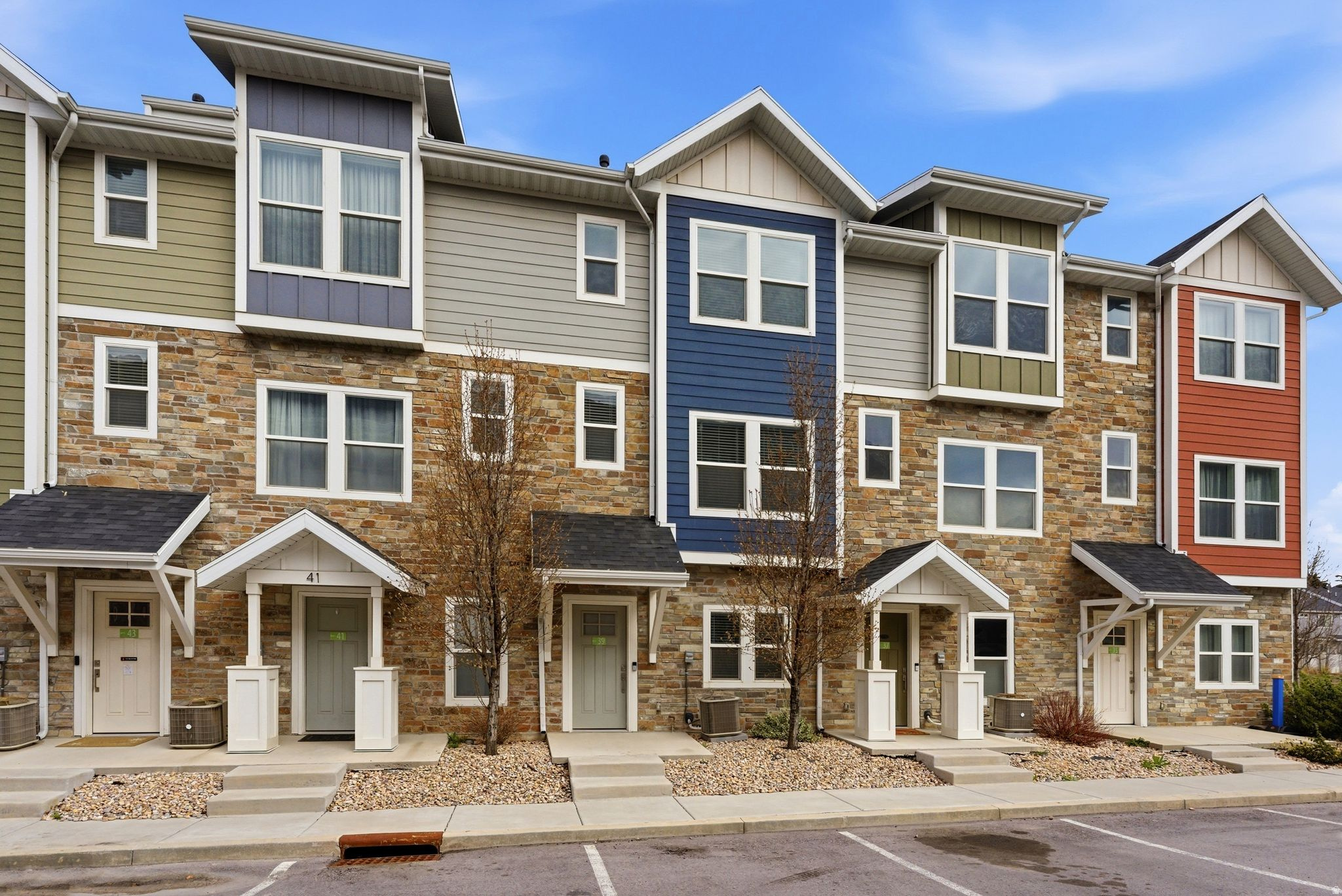 *Easy to show. Fantastic townhome! 1% Preferred lender incentive offered! Santaquin is growing so much, enjoy the expansion before prices go crazy again. This convenient location is right off of Main Street and I-15 with Shopping, Schools, & Restaurants nearby. A few minutes from National Forest access in Santaquin Canyon. This comfortable 3 bed 3 full bath features a large kitchen and 2 separate living spaces to entertain, relax, or spread out. Schedule a private showing today! *Square footage figures are provided as a courtesy estimate obtained from county records. Buyer advised to obtain an independent measurement. *Agent related to seller.