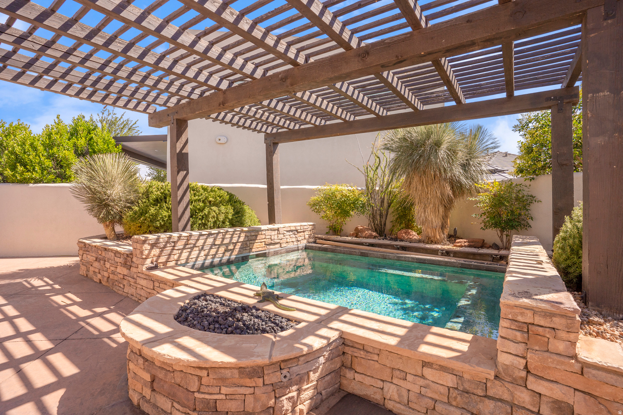 ENTRADA LAVA COVE - Residential