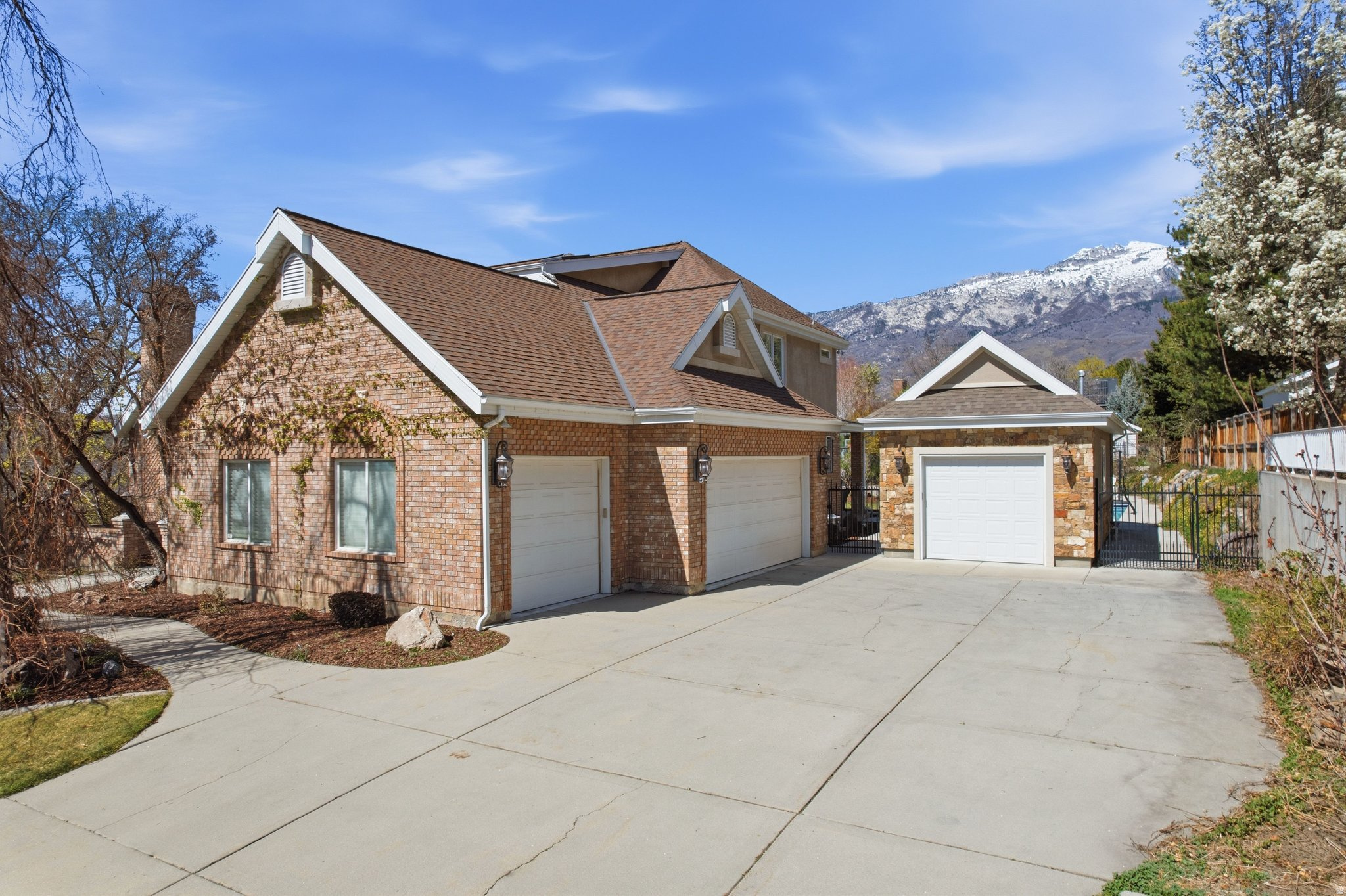 HIGH MOUNTAIN OAKS - Residential