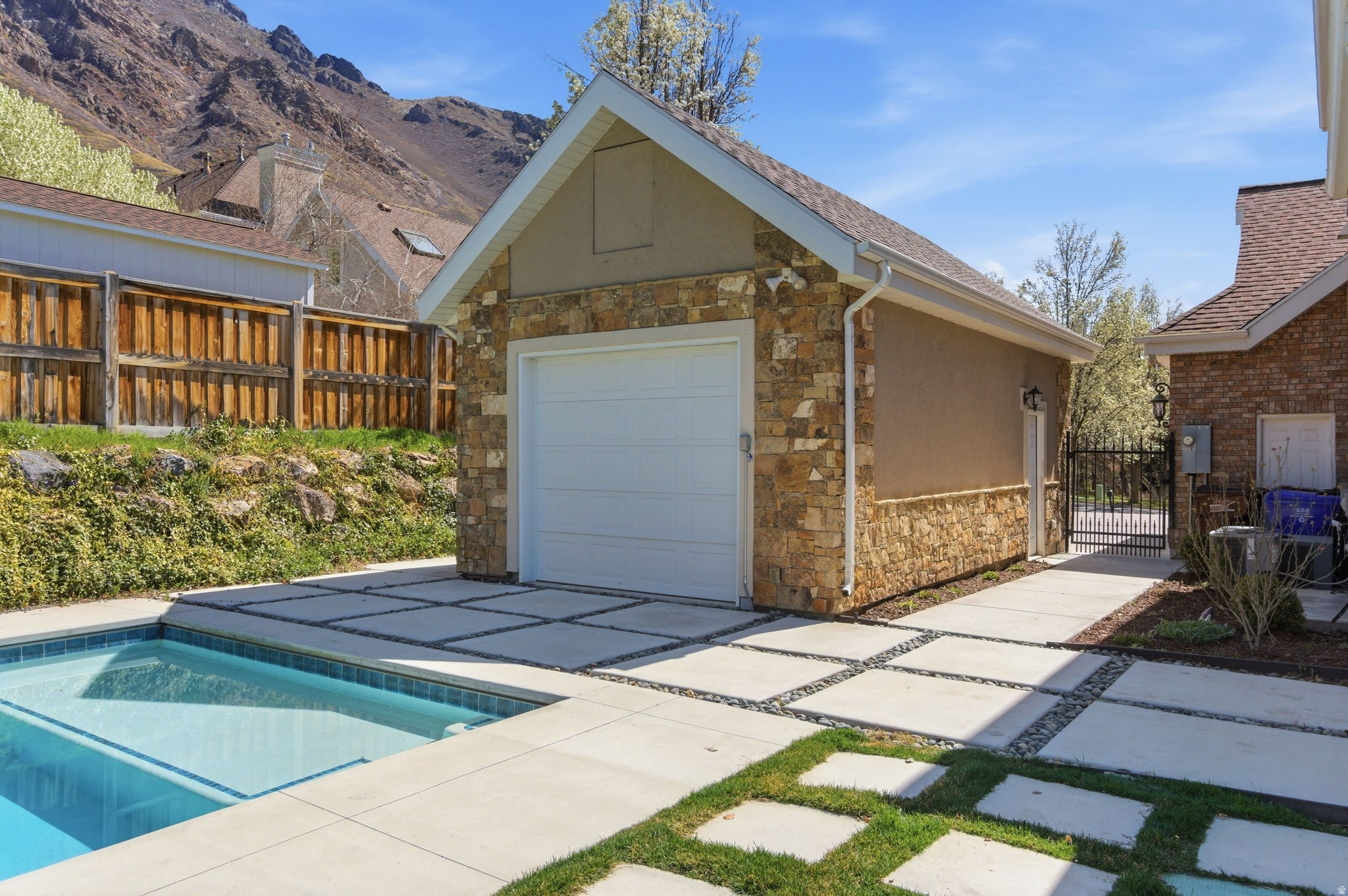 HIGH MOUNTAIN OAKS - Residential
