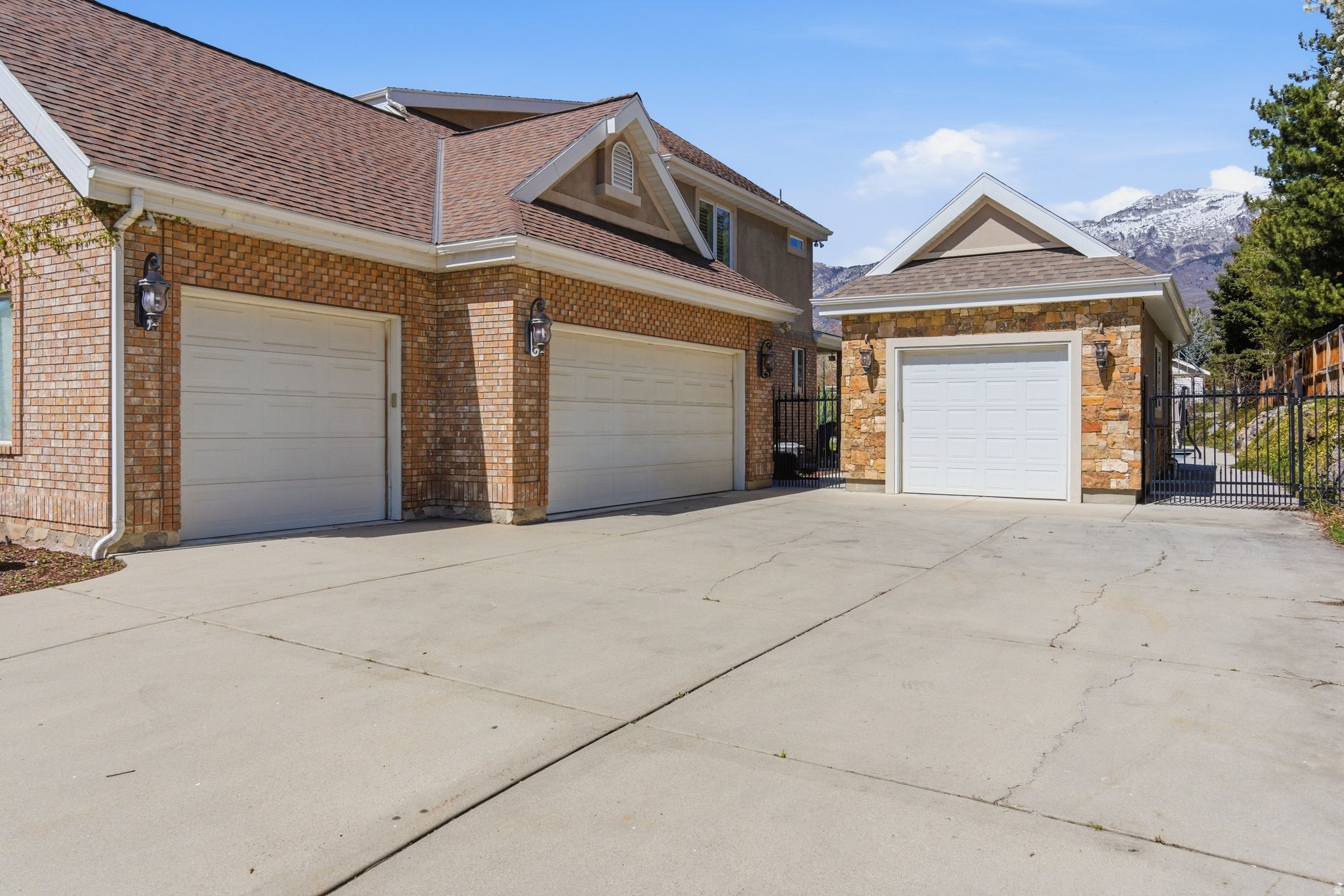 HIGH MOUNTAIN OAKS - Residential