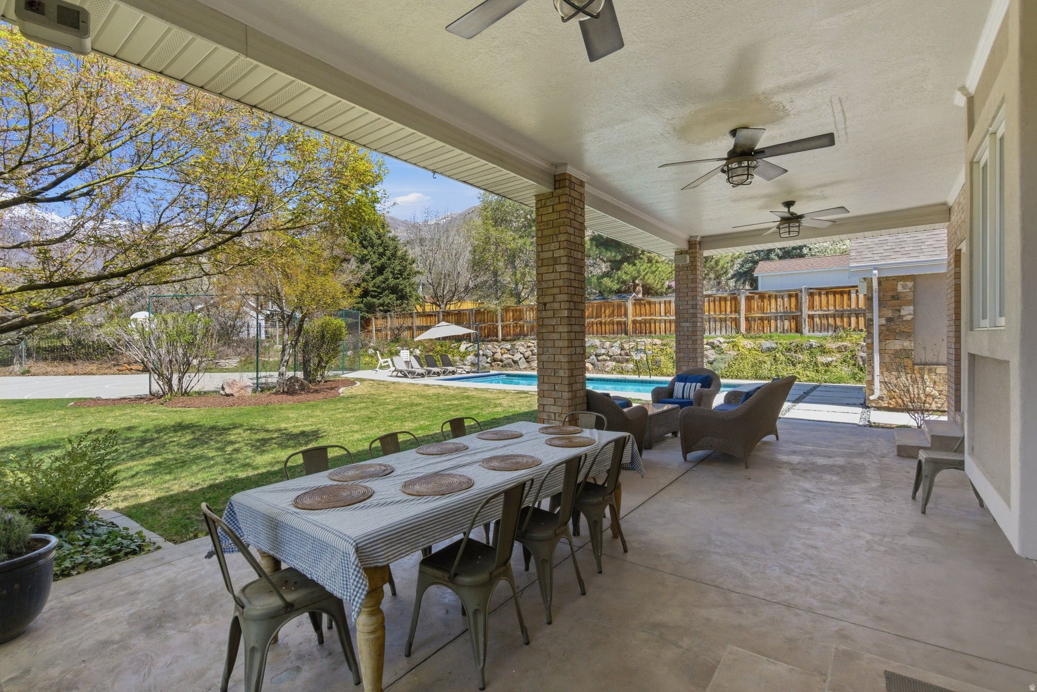 HIGH MOUNTAIN OAKS - Residential