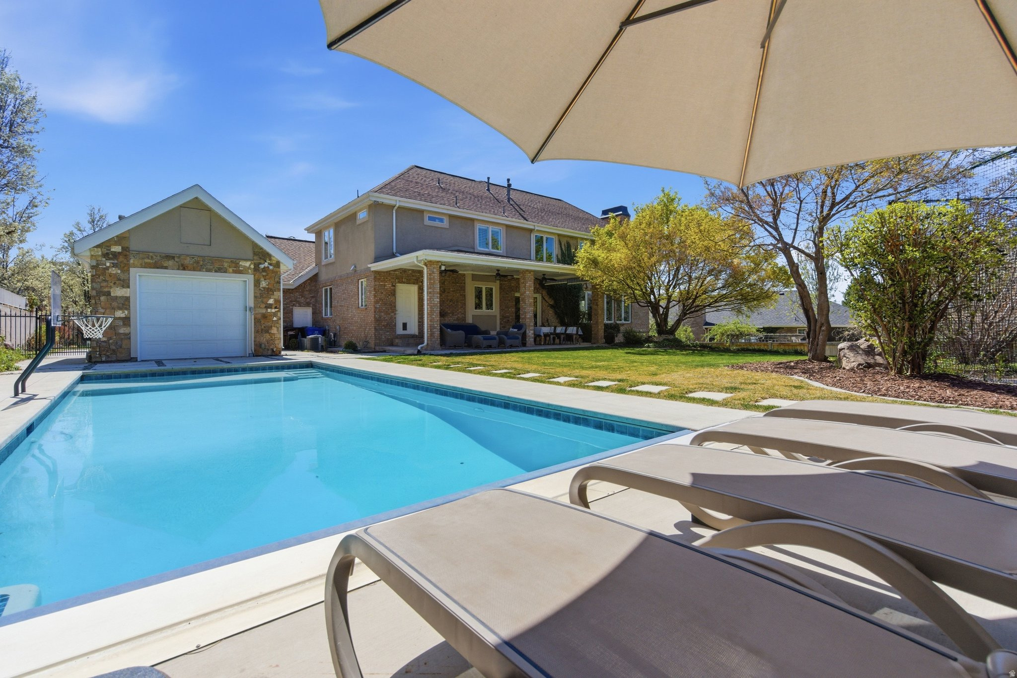 HIGH MOUNTAIN OAKS - Residential