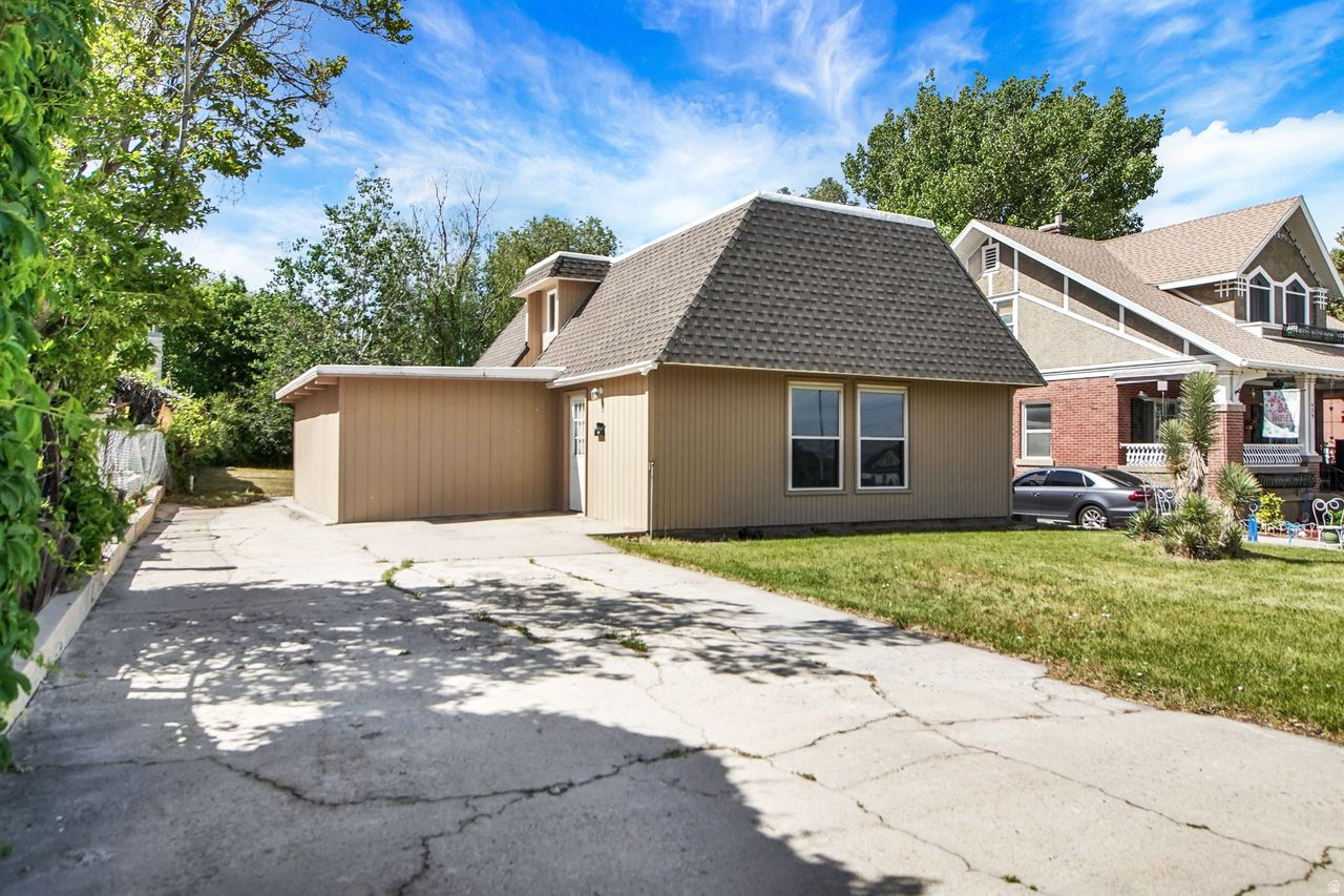 What a great buy on a really cute house in a prime location! Walk to Pioneer Park,  the awesome Community Pool and Historic downtown. Watch the famous Peach Days party, car show and fireworks right from your front yard!  The A-Frame style with knotty pine vaulted ceiling makes you feel like you're in a fun mountain cabin and the private back yard with covered patio is perfect for your own parties, cookouts or just relaxing. Perfect for the 1st time Buyer who doesn't want a condo or townhouse, or a great investment property to rent!