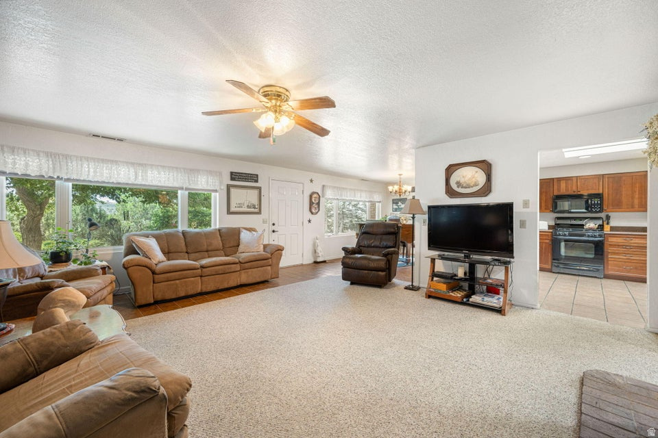 DIAMOND VALLEY ACRES - Residential