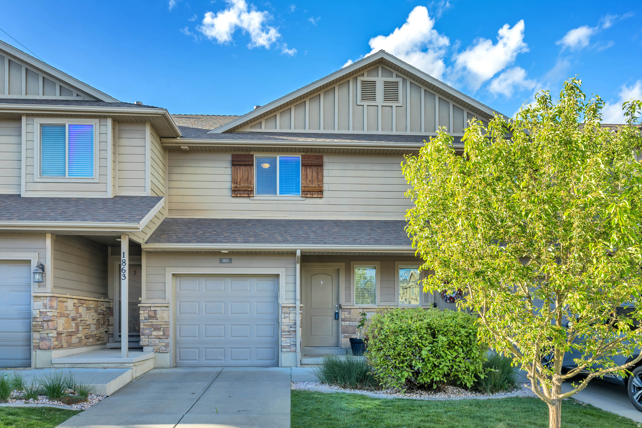 Move-In Ready Townhome in Prime East Layton location.  Ideal For first time Buyer.  Inside you will find knotty alder cabinetry throughout,  2 bedroom suites, laundry upstairs, desirable floorplan. Back patio opens to nice common area. Walking distance to elementary school, minutes to shopping, HWY 89 and a short distance to I-15 and HAFB.  Home warranty offered with Elevate HW