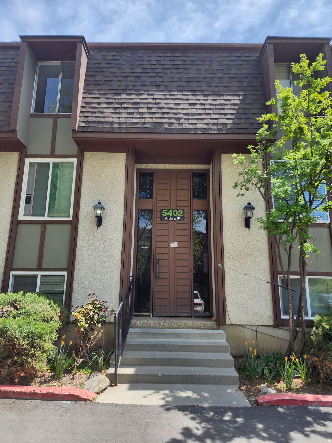 Beautifully renovated top-floor condo in the heart of Murray! Great neighborhood, very safe and complete with nearby trails around the complex. Enjoy a fully updated interior featuring modern finishes, an open layout, and abundant natural light. Conveniently located near shopping, dining, and freeway access-perfect for comfortable living or a great investment opportunity.