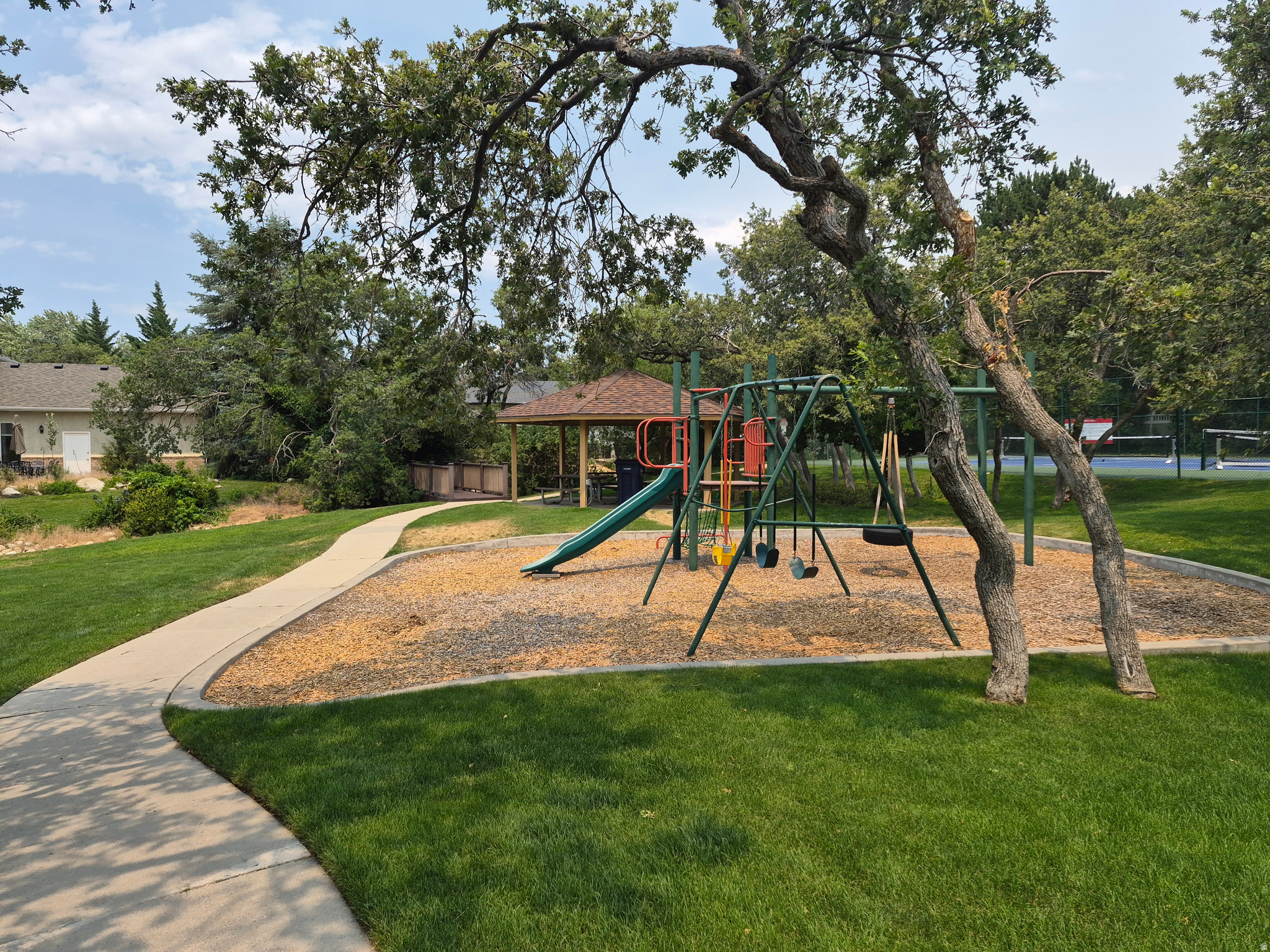 HIDDEN OAKS - Residential