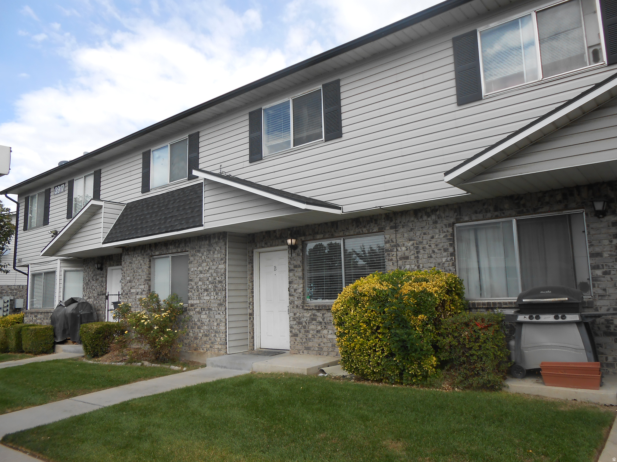Updated townhouse, fresh new paint, white quartz kitchen countertop, 2 master bedrooms, on main floor and upstairs, new tile floor in full bath, extra parking spaces, sq ft per county tax record, agent and buyer to verify. **Low low price in WVC townhouse, motivated seller**
