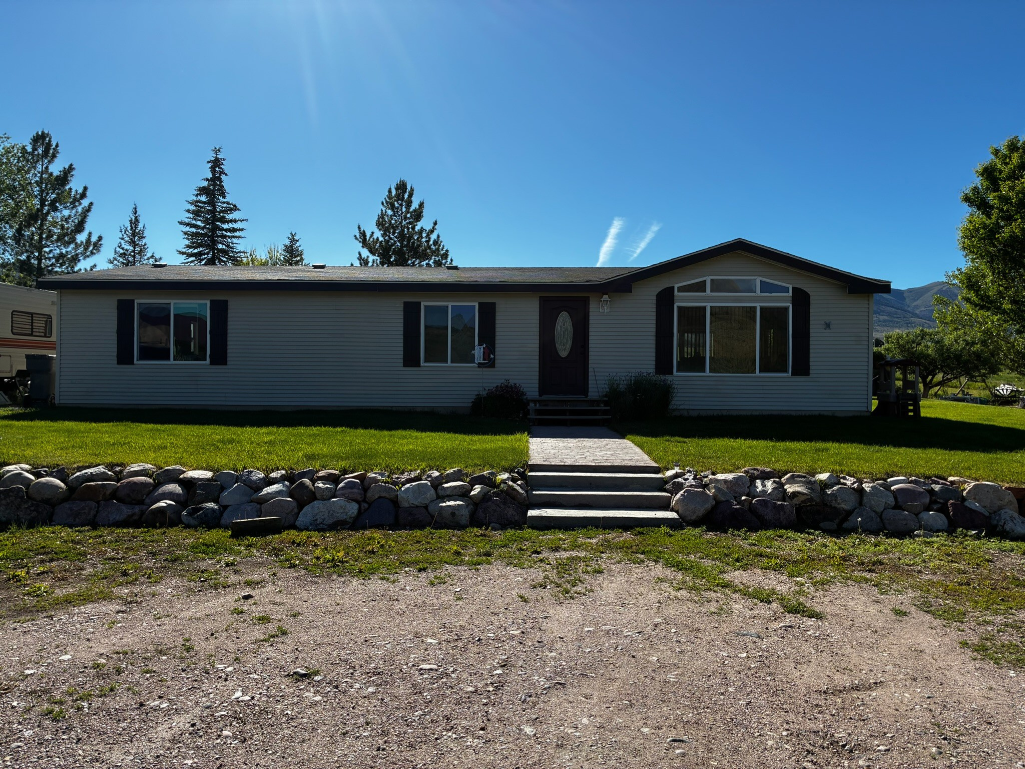 Mountain living at it's best with this cute 3 bedroom, 2 bath home sitting on 5 acres. Perfect location for recreation with trails and a quiet reservoir within minutes. Beautiful lot is just the right size to have that country, mountain experience but still be less than an hour from multiple big cities!