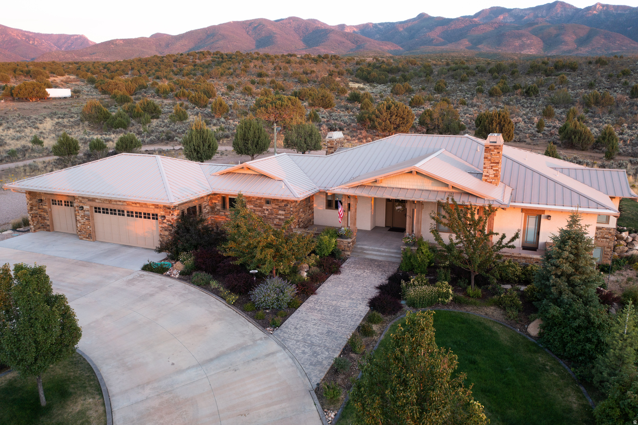 Beautiful comfortable custom home.  One of the better views in the valley with mountains out the back and big valley sunsets out the front. Quiet neighborhood with very little traffic in the cul-de-sac.